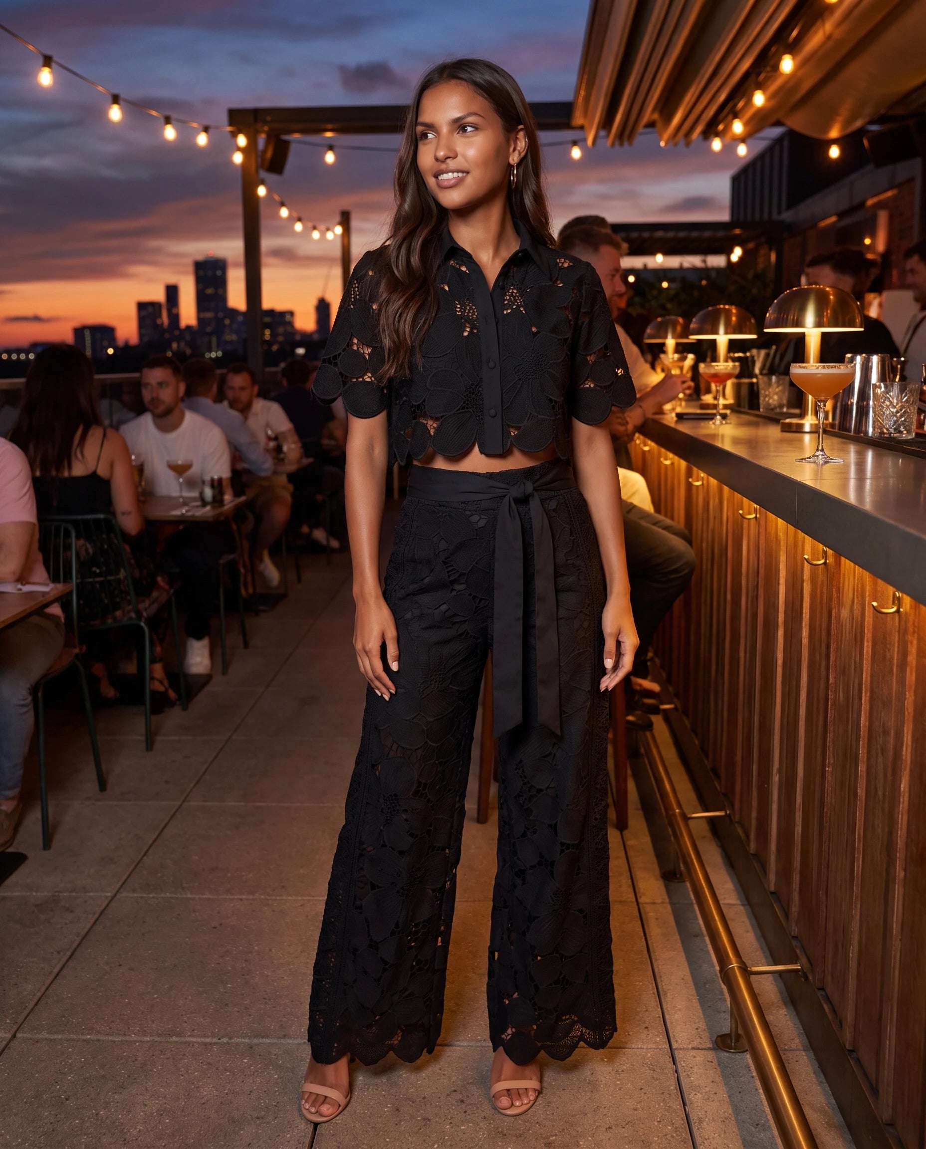 Ensemble blouse et pantalon en dentelle Bérengère — Noir — portée, lifestyle