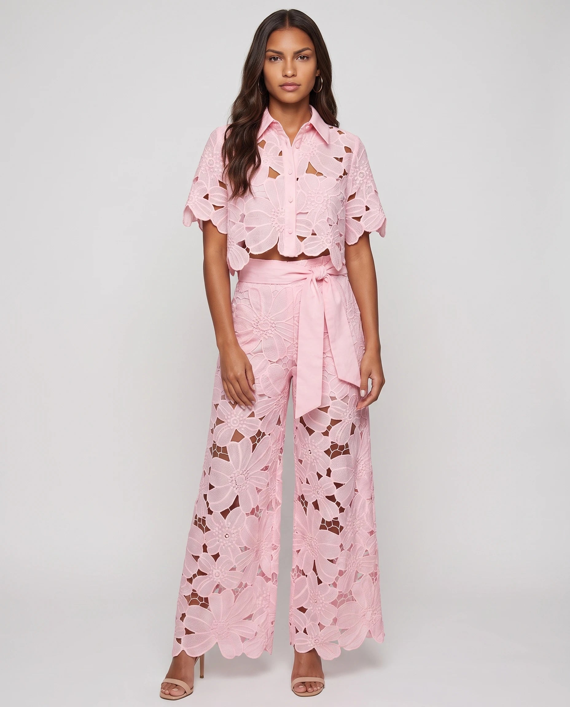 Ensemble blouse et pantalon en dentelle Bérengère — Rose — vue face studio