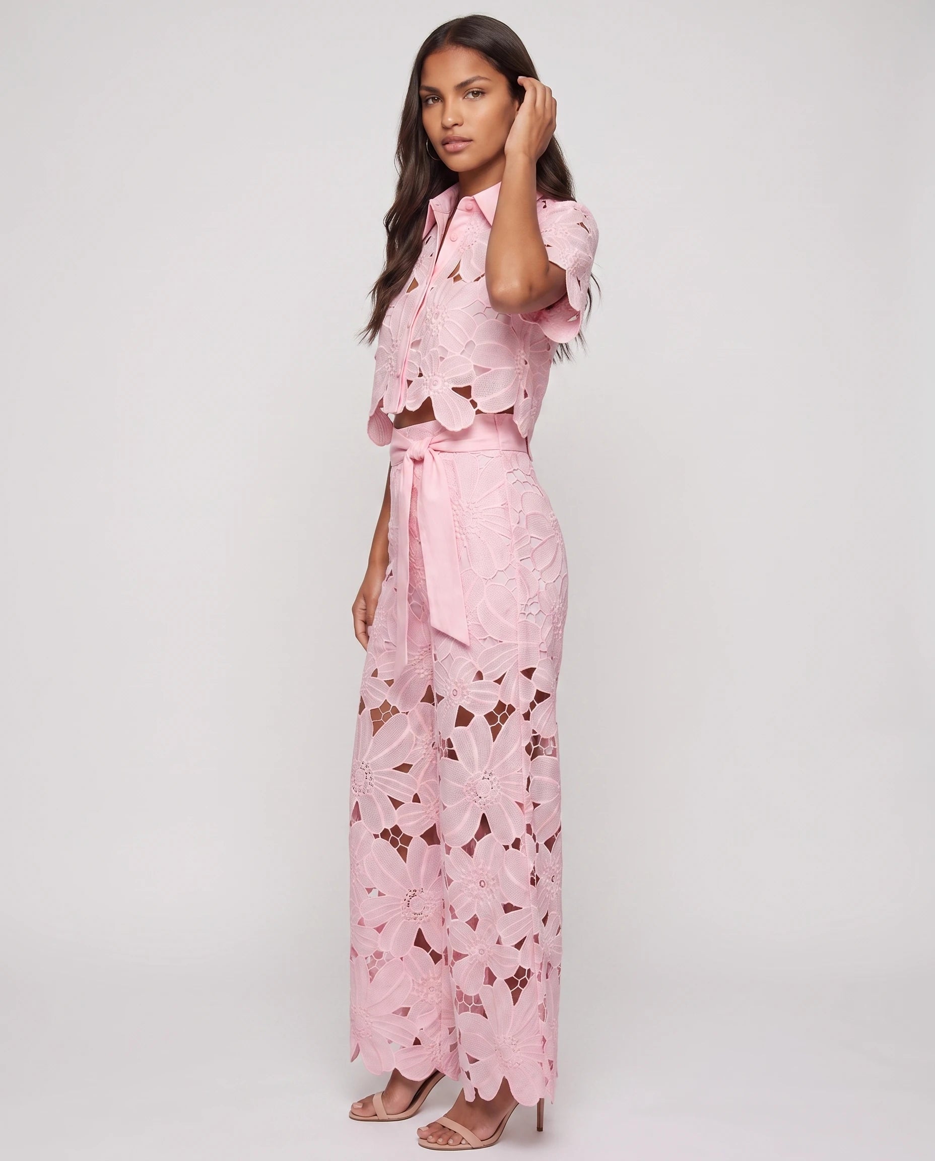 Ensemble blouse et pantalon en dentelle Bérengère — Rose — vue studio pose