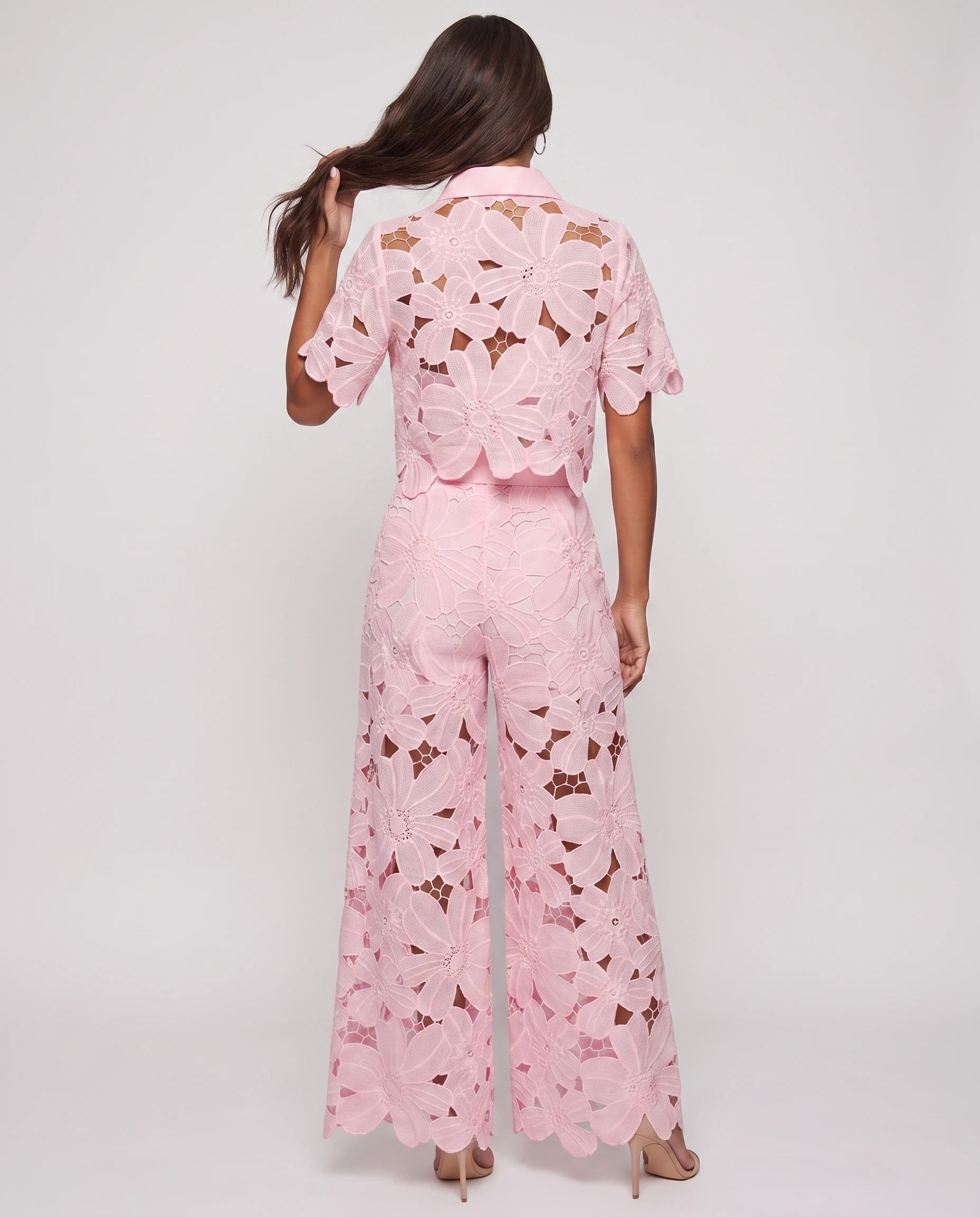 Ensemble blouse et pantalon en dentelle Bérengère — Rose — vue dos studio