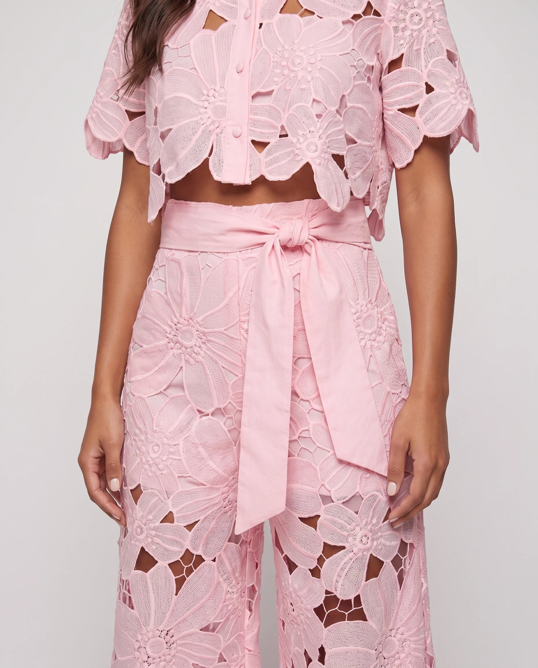 Ensemble blouse et pantalon en dentelle Bérengère — Rose — détail dentelle guipure