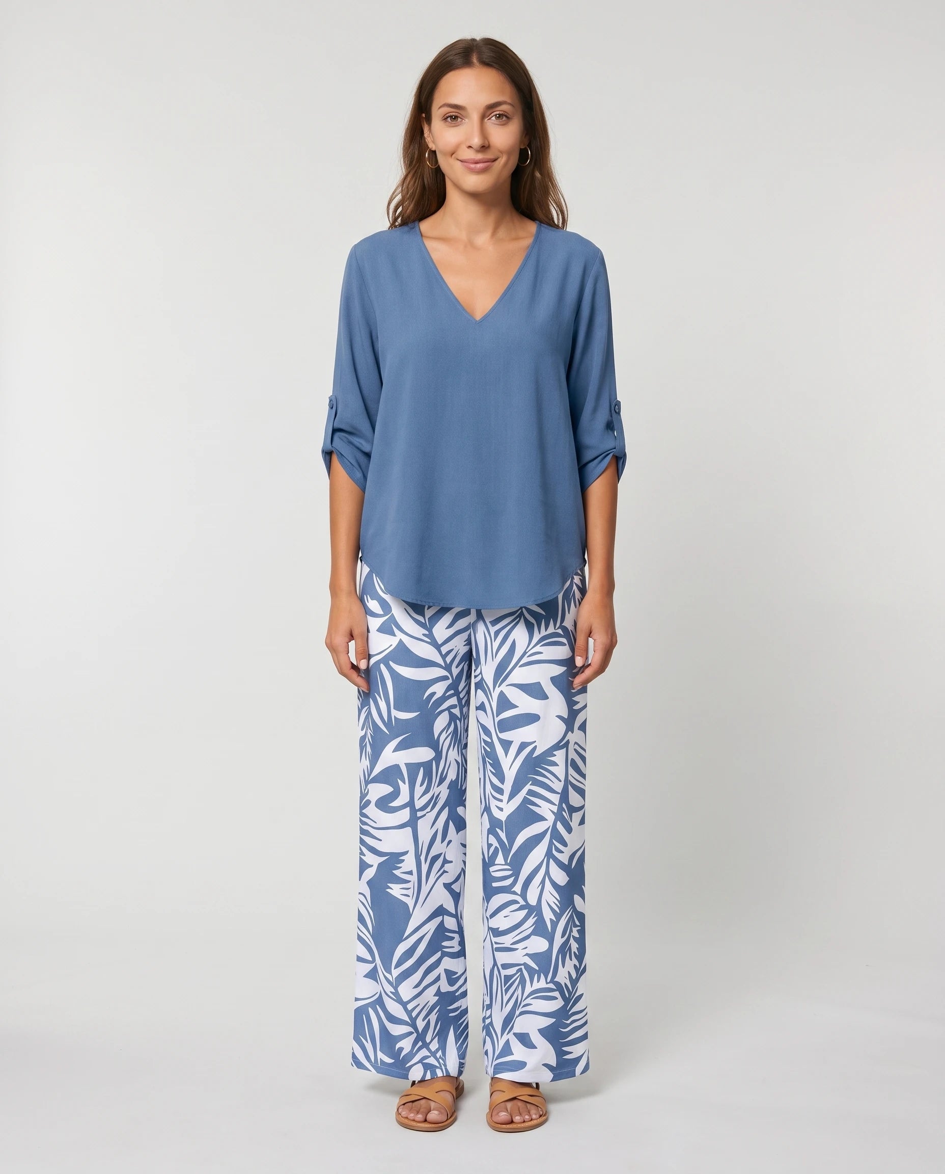 Ensemble blouse et pantalon large imprimé Servane — Bleu — vue face studio