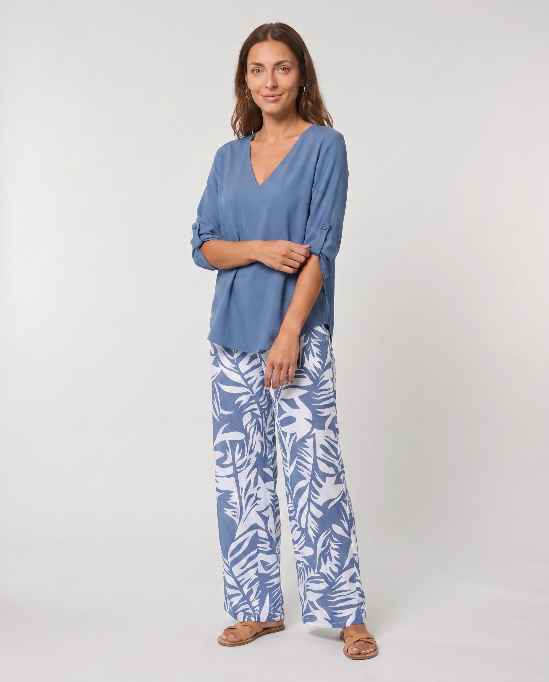 Ensemble blouse et pantalon large imprimé Servane — Bleu — vue studio pose