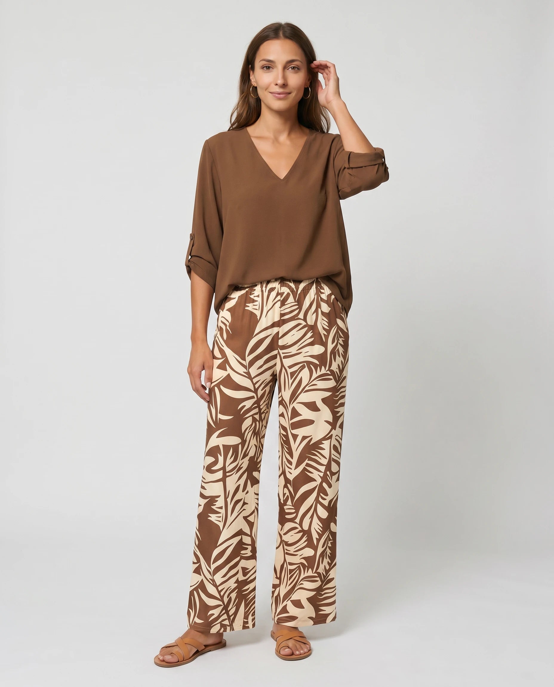 Ensemble blouse et pantalon large imprimé Servane — Café — vue face studio