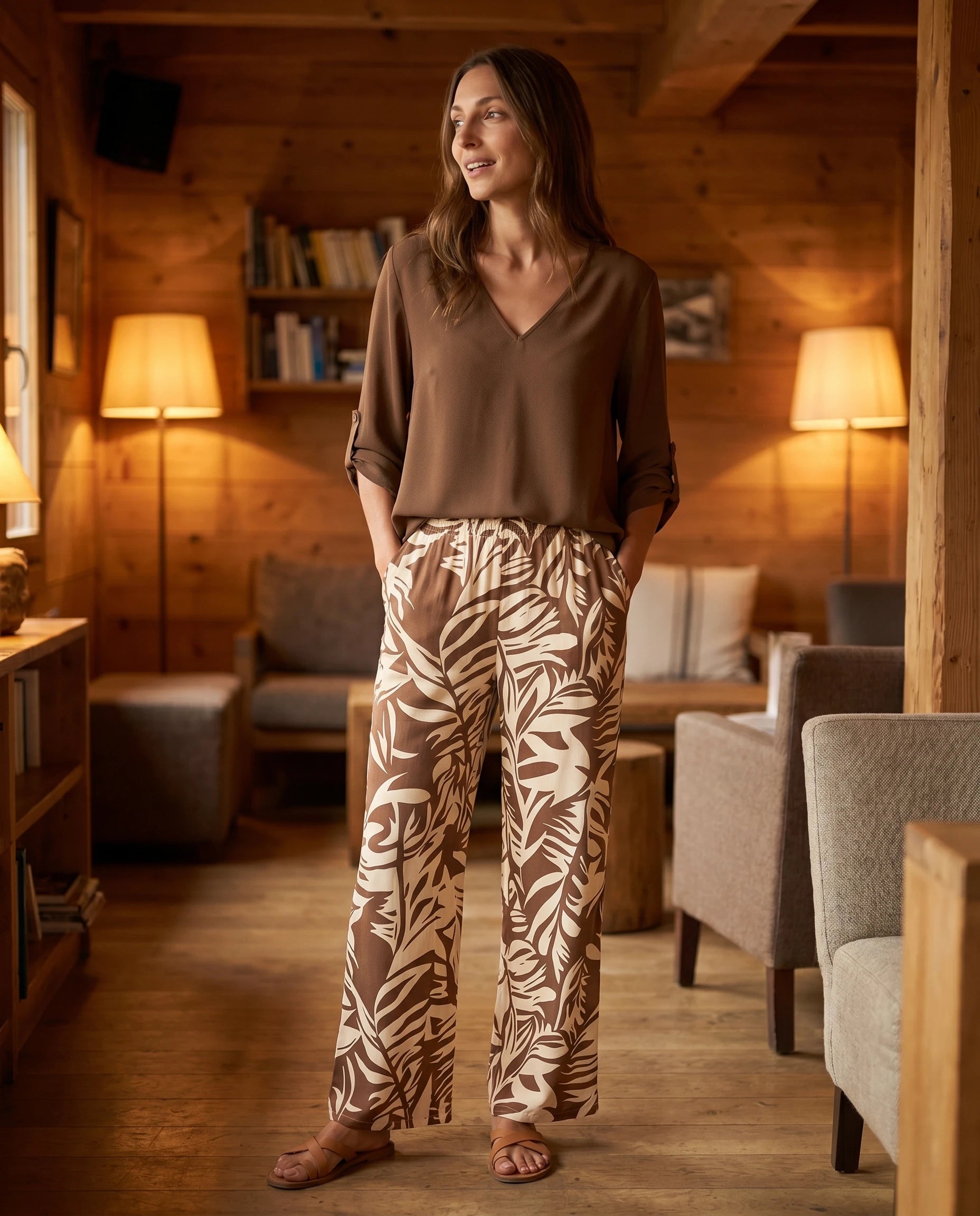 Ensemble blouse et pantalon large imprimé Servane — Café — portée, lifestyle 2