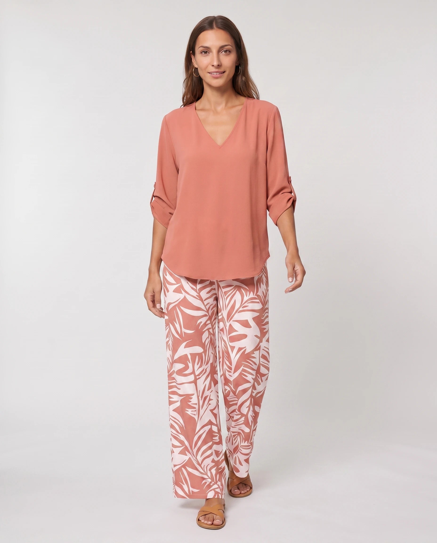 Ensemble blouse et pantalon large imprimé Servane — Corail — vue studio pose