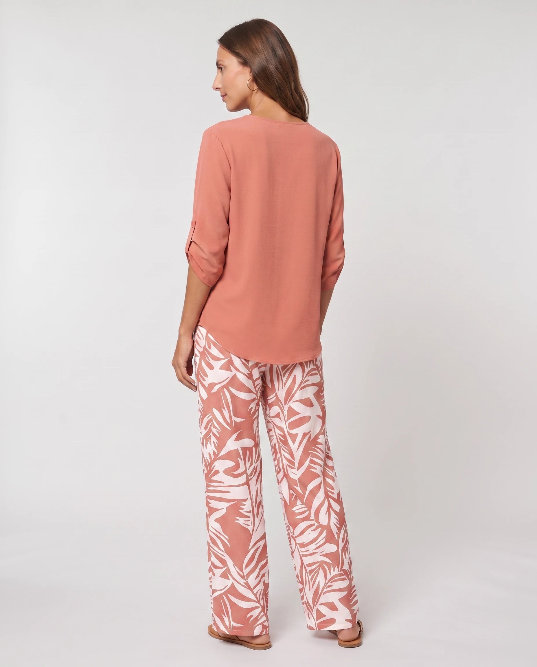 Ensemble blouse et pantalon large imprimé Servane — Corail — vue dos studio