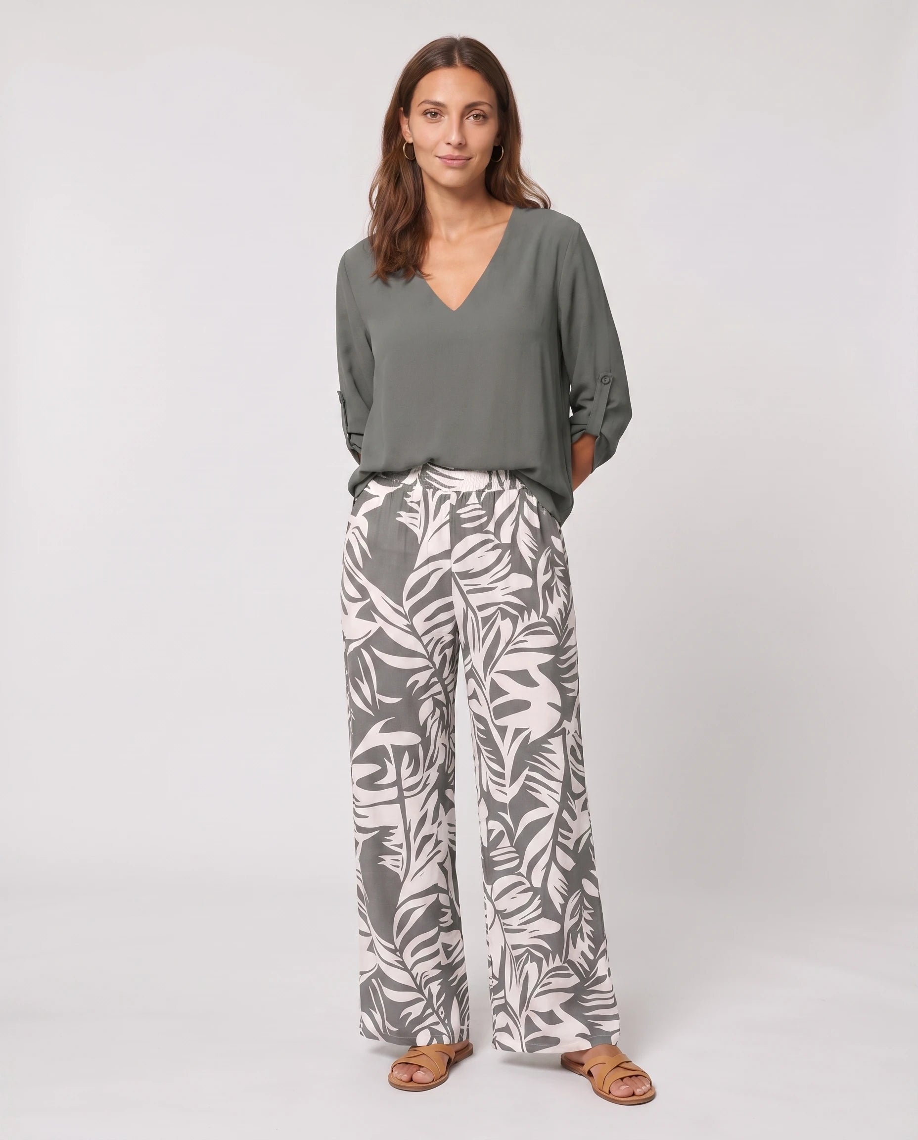 Ensemble blouse et pantalon large imprimé Servane — Gris — vue studio pose