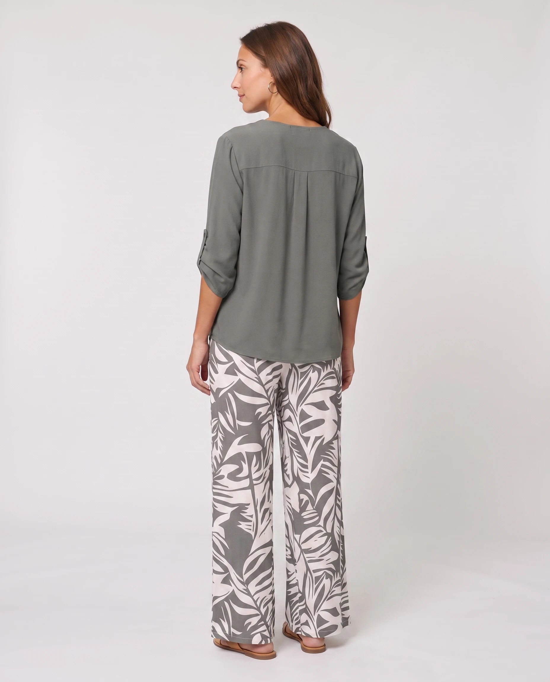 Ensemble blouse et pantalon large imprimé Servane — Gris — vue dos studio