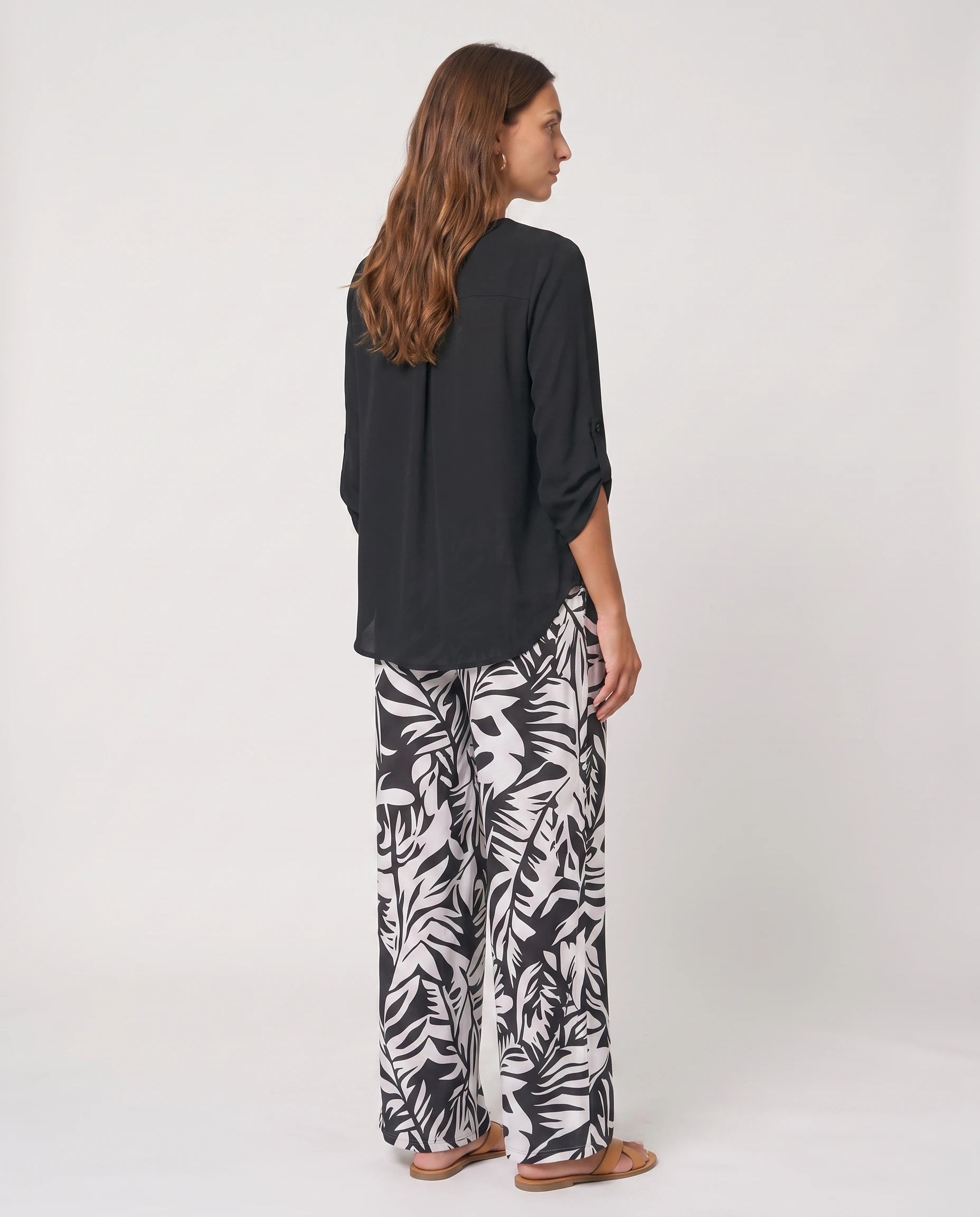 Ensemble blouse et pantalon large imprimé Servane — Noir — vue dos studio