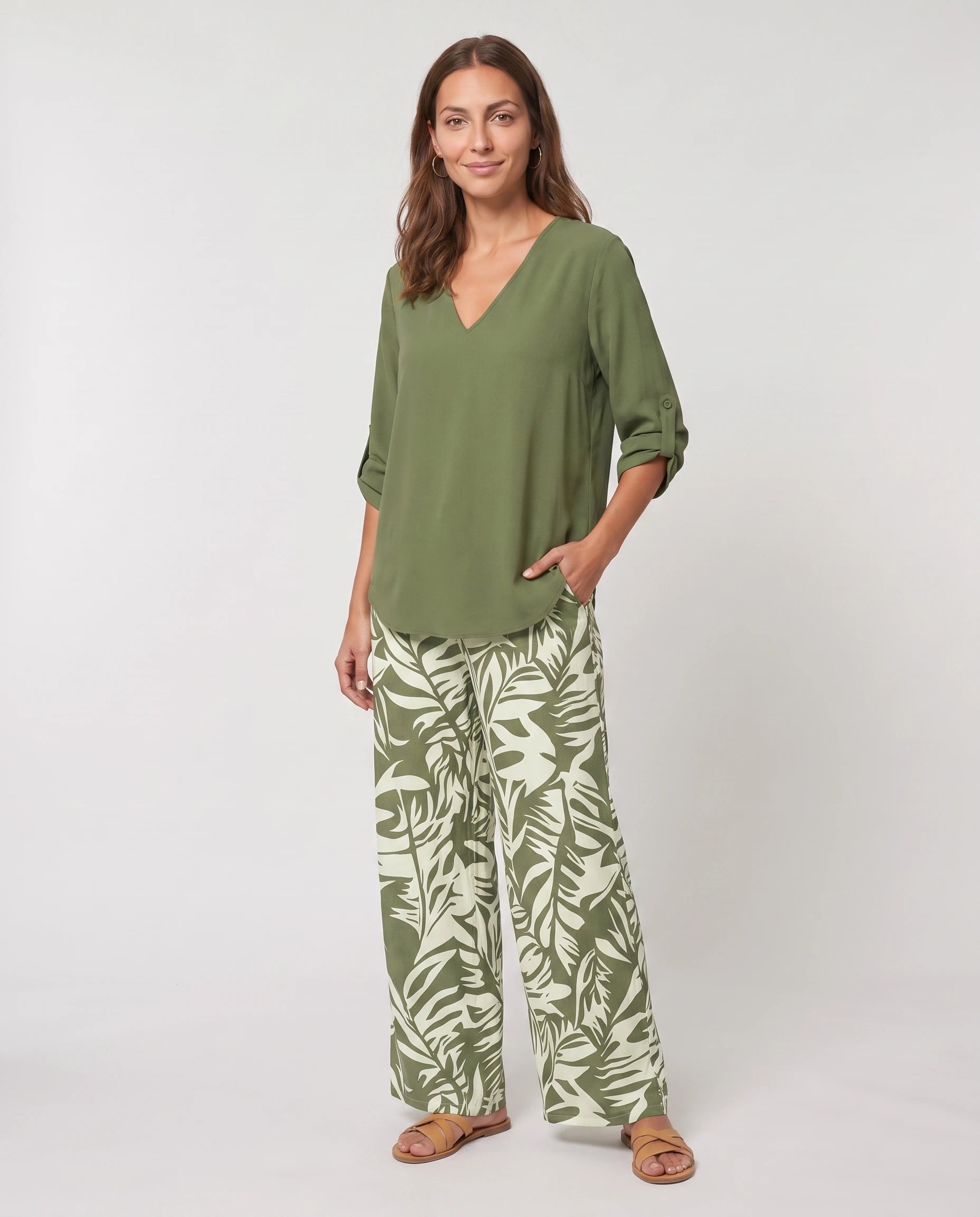 Ensemble blouse et pantalon large imprimé Servane — Vert — vue studio pose