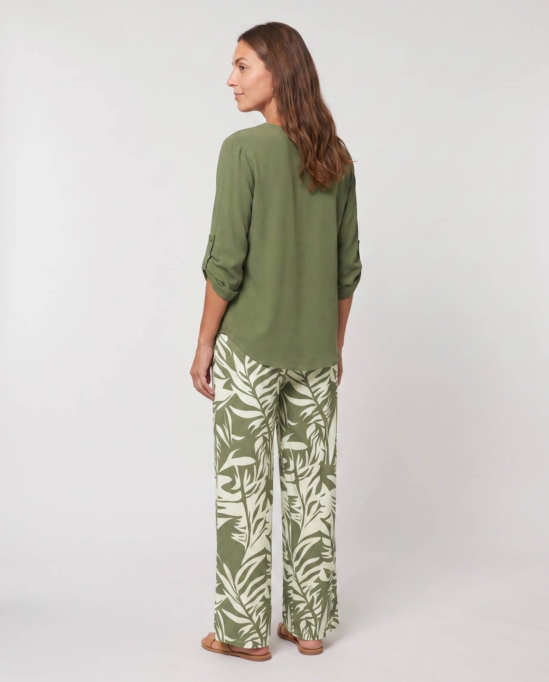 Ensemble blouse et pantalon large imprimé Servane — Vert — vue dos studio