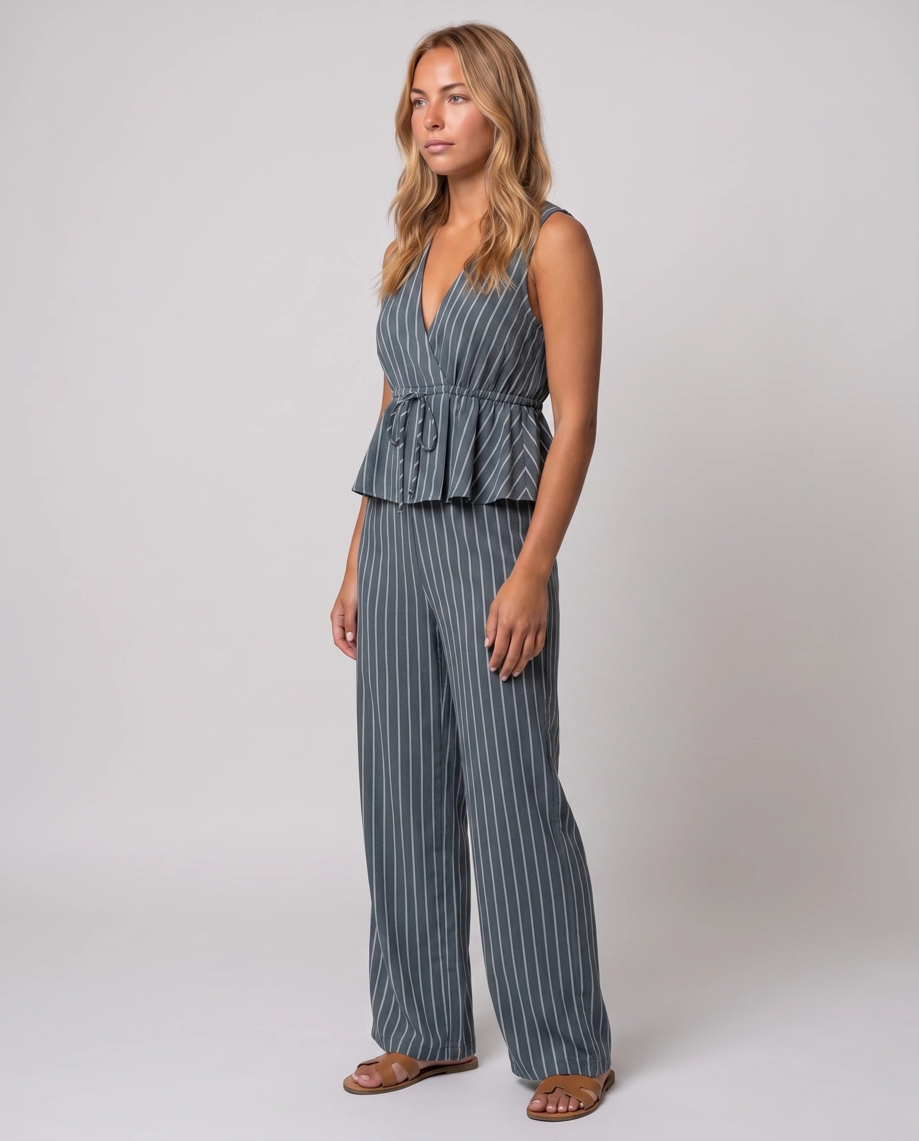 Ensemble gilet col V et pantalon large Mahaut Bleu Ardoise, vue de trois quarts