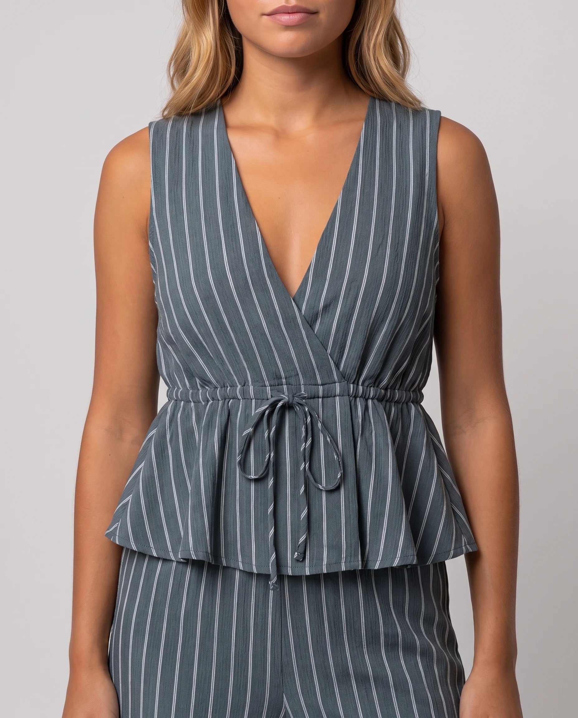 Ensemble gilet col V et pantalon large Mahaut Bleu Ardoise, detail du col V noue et de la basque a volant
