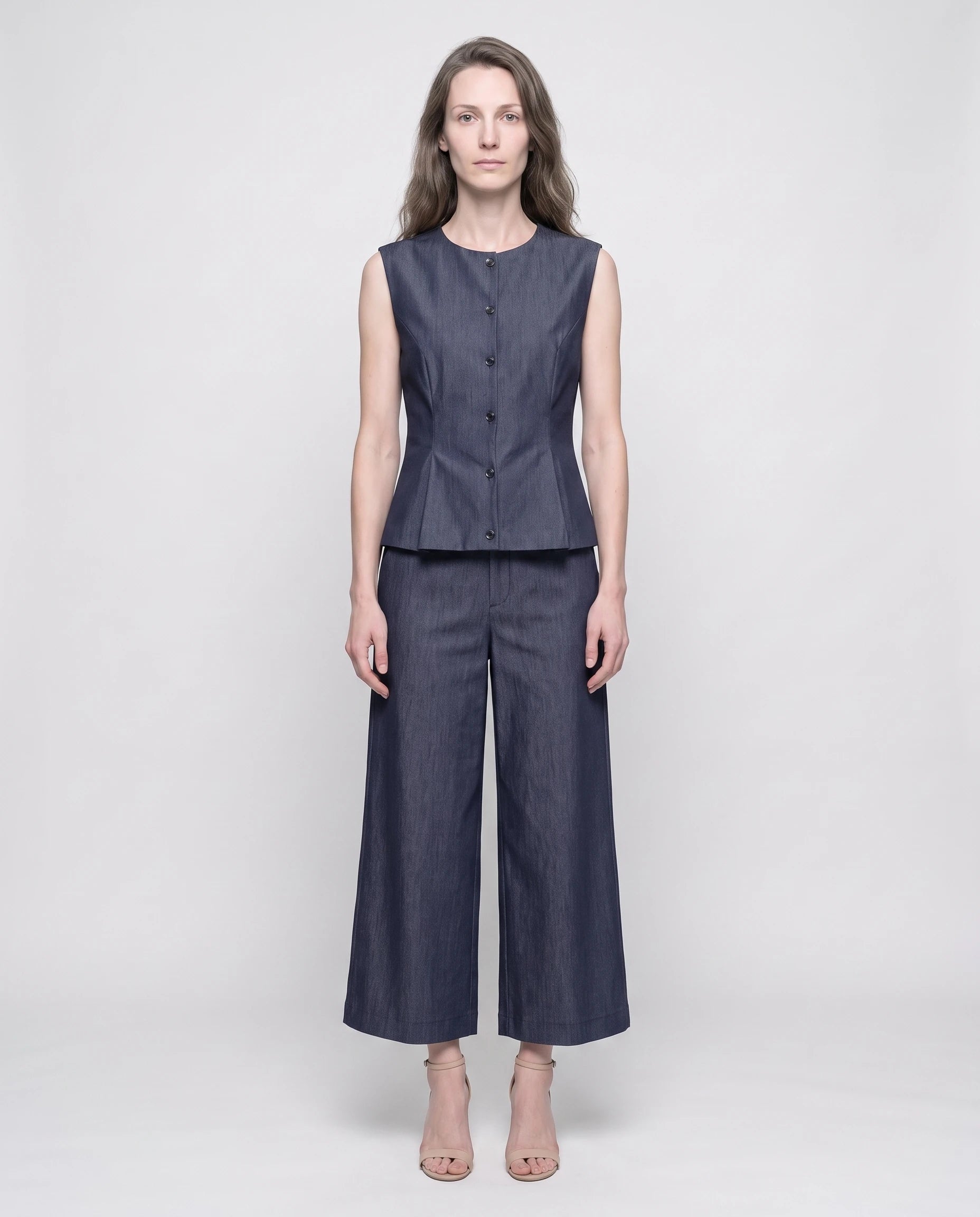 Ensemble gilet boutonne et pantalon large en chambray Bleu Denim - Amelie vue de face studio | Zolena