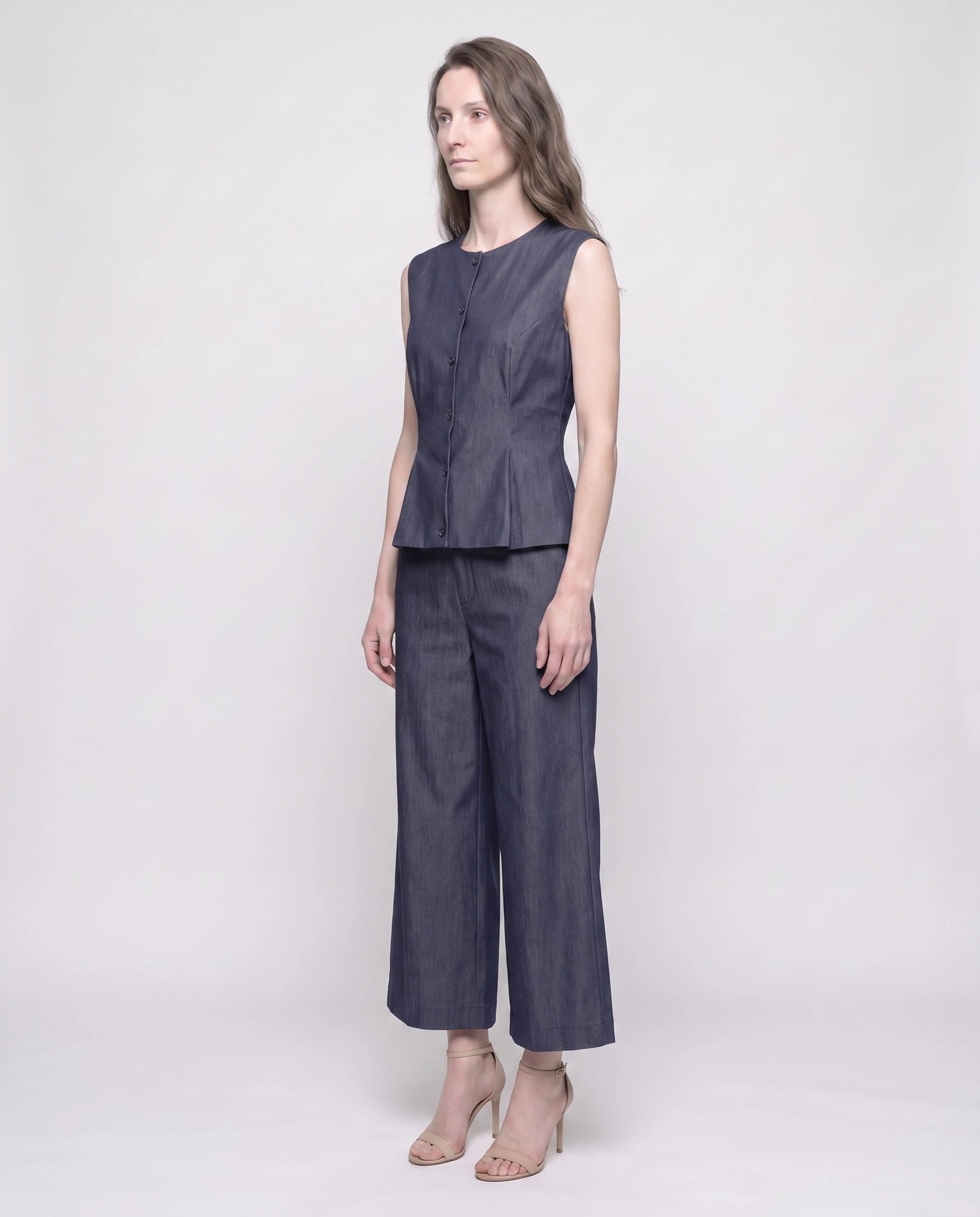 Ensemble gilet boutonne et pantalon large en chambray Bleu Denim - Amelie vue de trois-quarts studio | Zolena