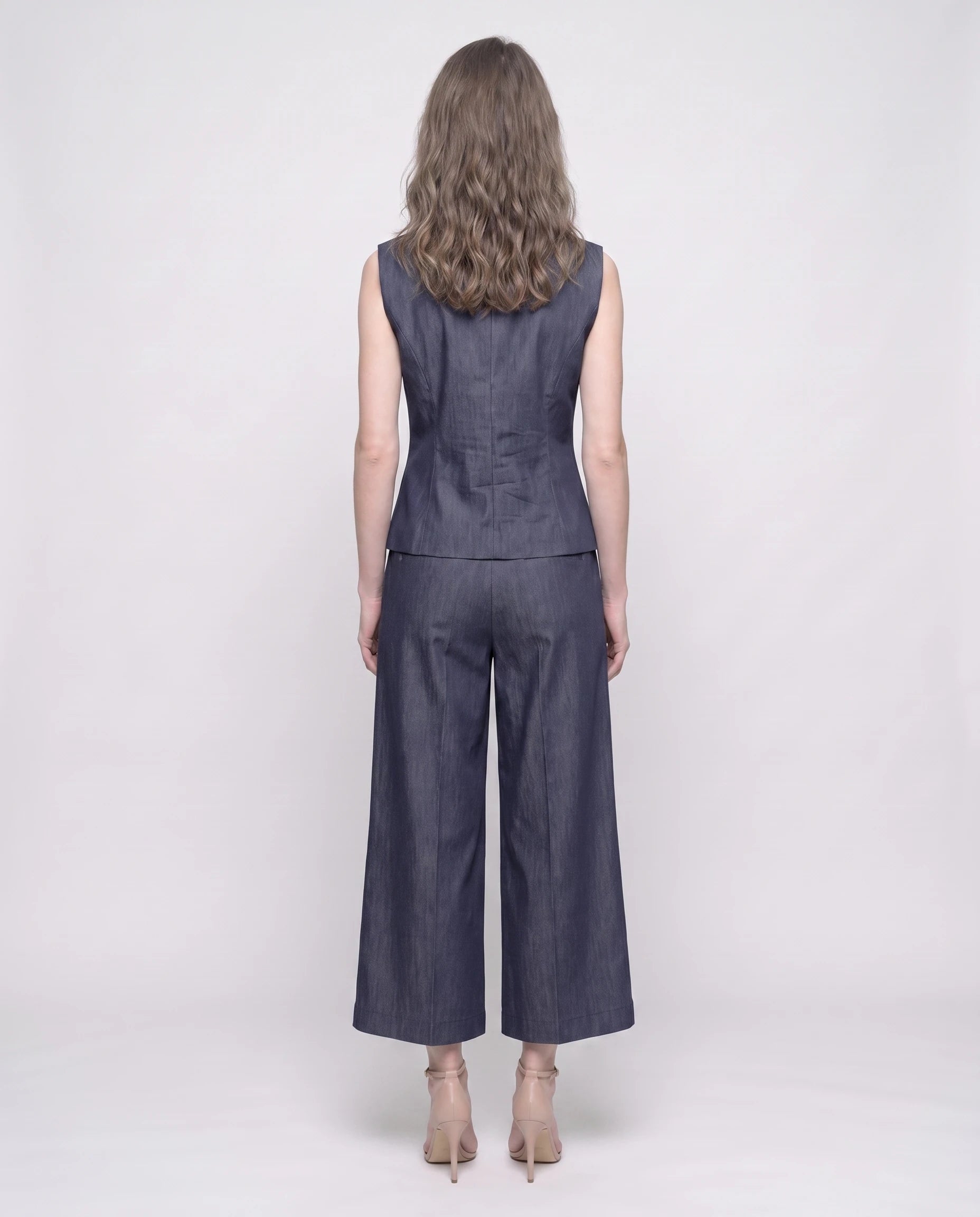 Ensemble gilet boutonne et pantalon large en chambray Bleu Denim - Amelie vue de dos studio | Zolena