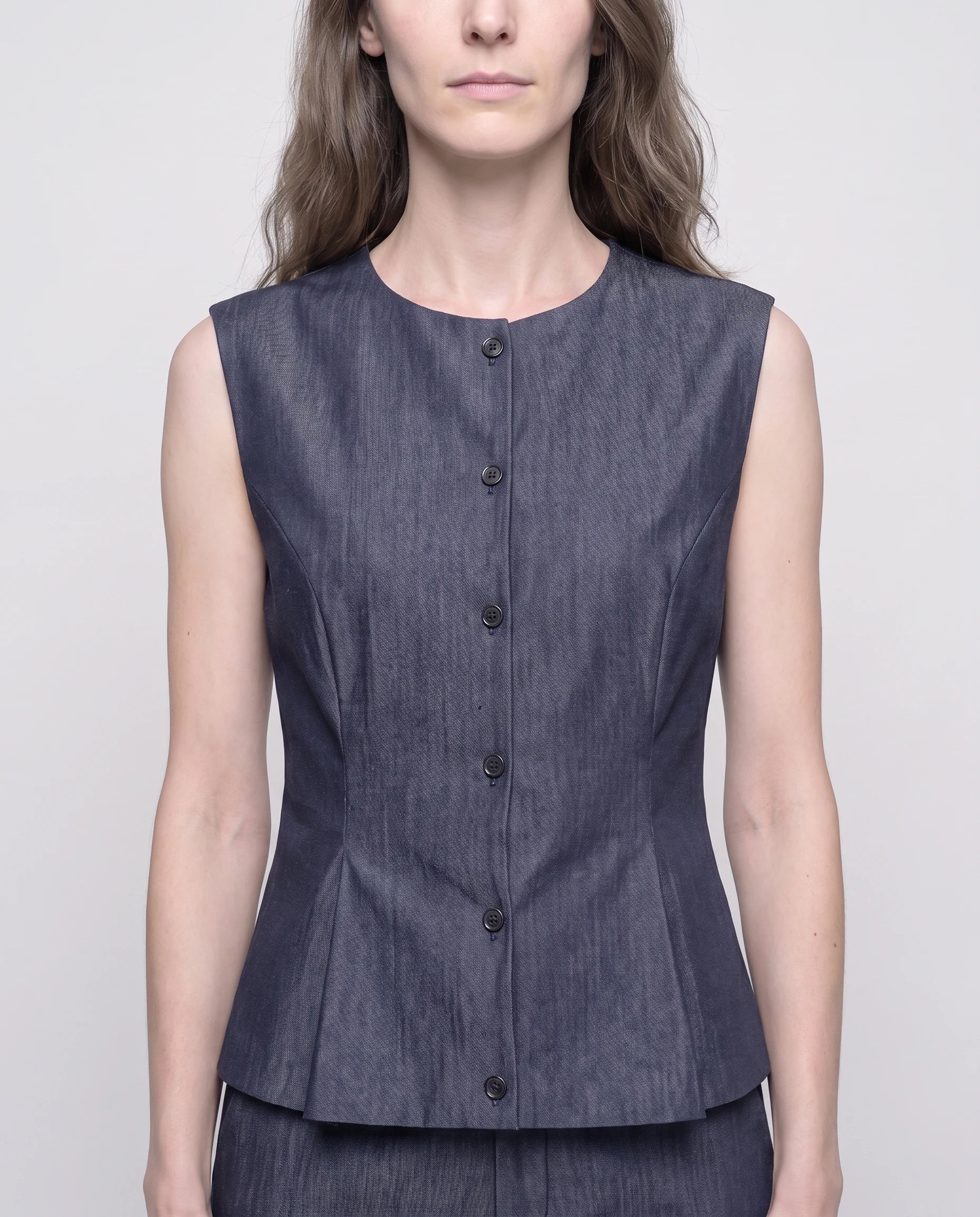 Ensemble gilet boutonne et pantalon large en chambray Bleu Denim - Amelie detail du gilet boutonne | Zolena