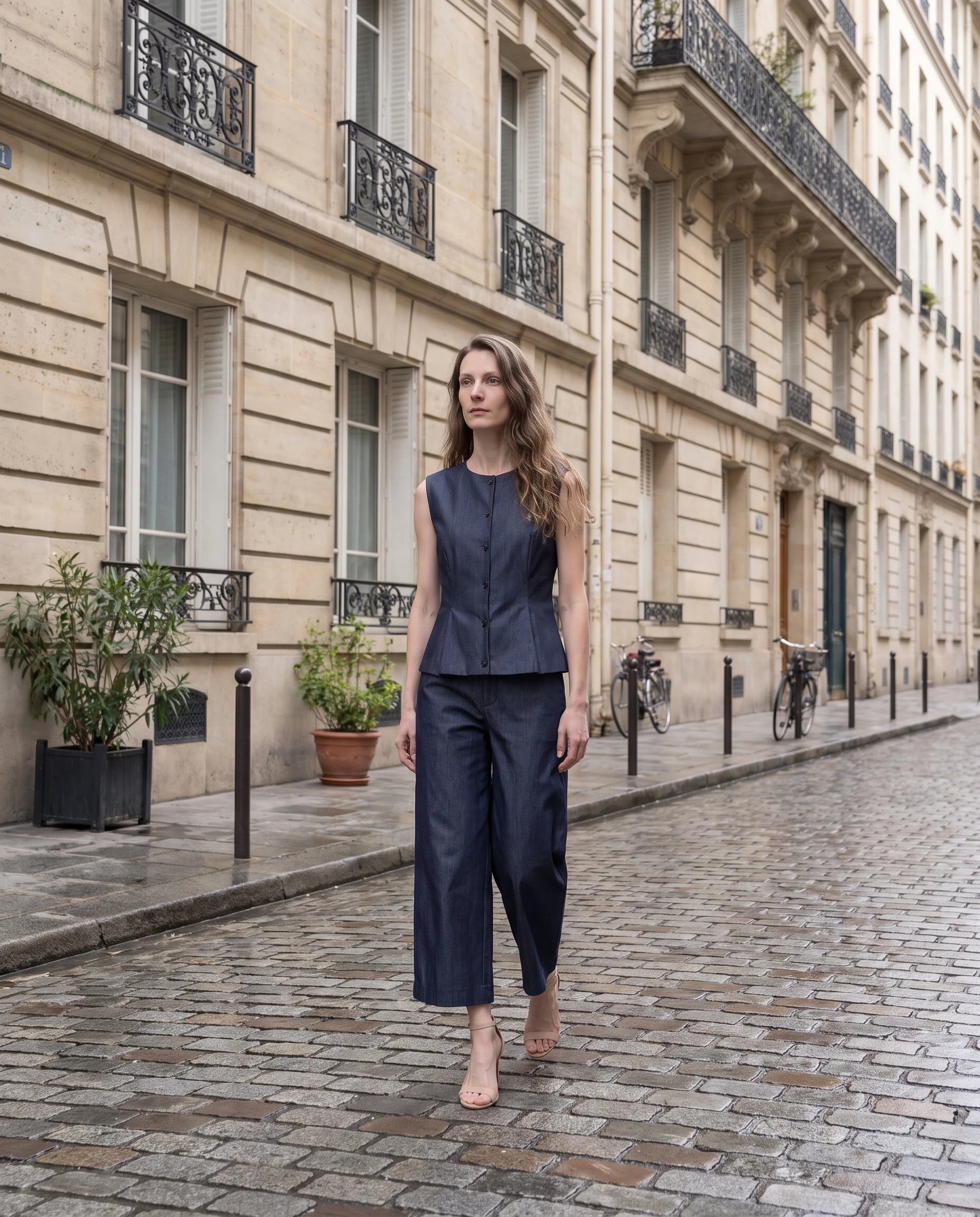 Ensemble gilet boutonne et pantalon large en chambray Bleu Denim - Amelie dans une rue parisienne | Zolena