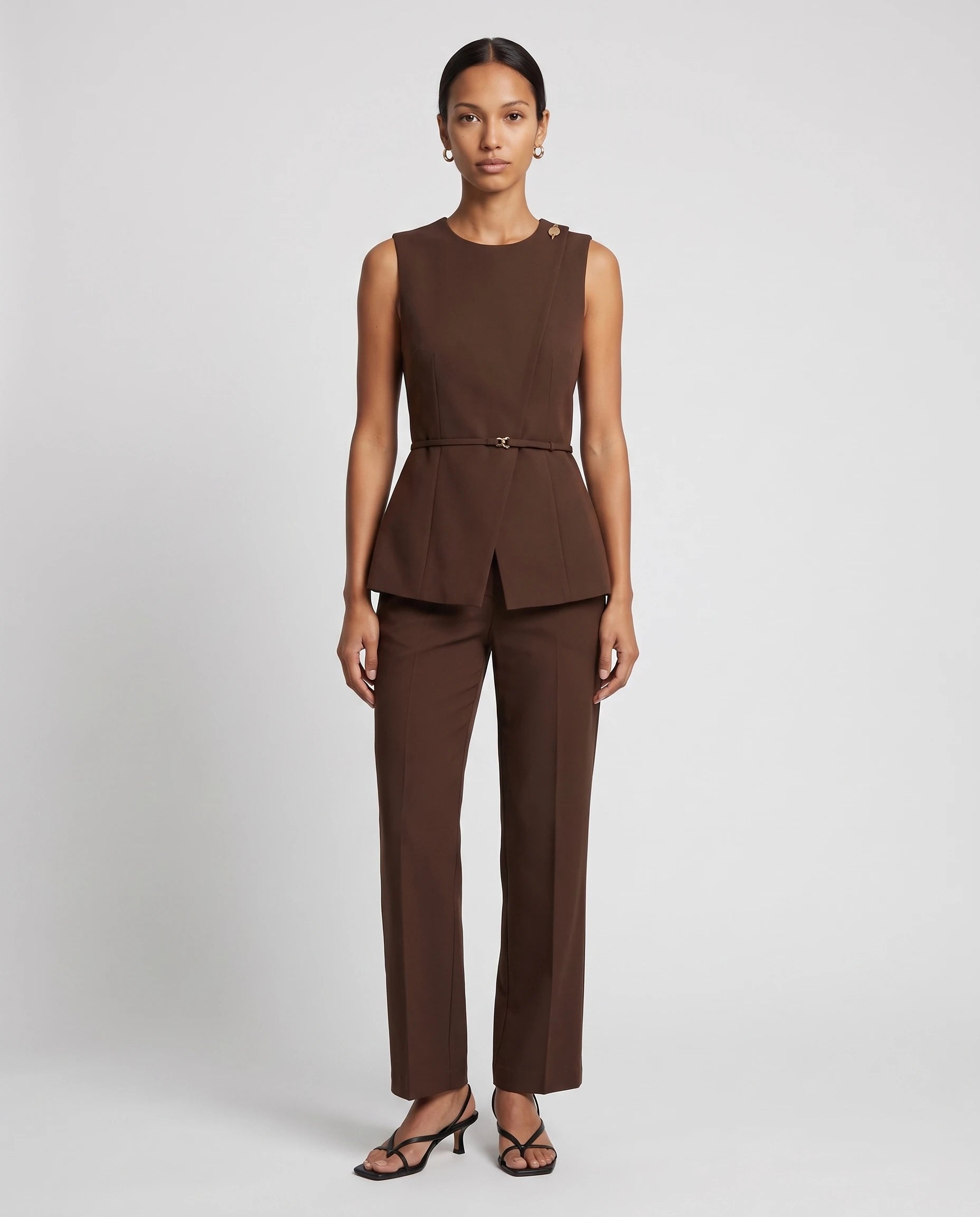 Ensemble gilet drape ceinture et pantalon de tailleur Chocolat - Victorine vue de face studio | Zolena