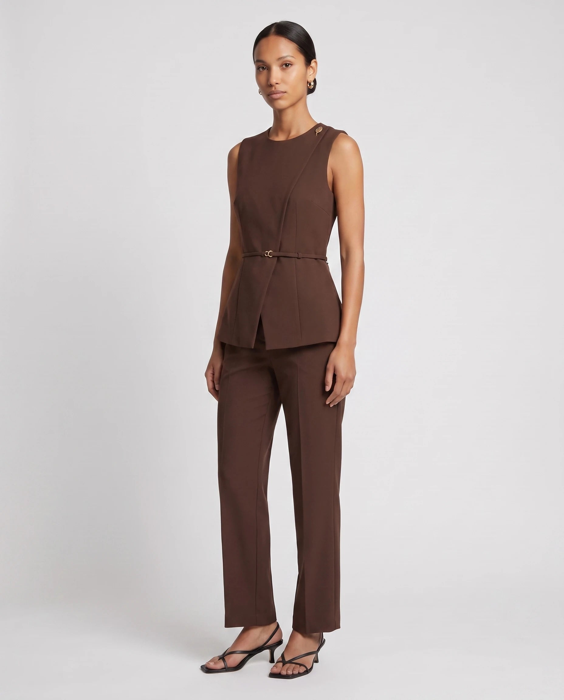 Ensemble gilet drape ceinture et pantalon de tailleur Chocolat - Victorine vue de trois-quarts studio | Zolena