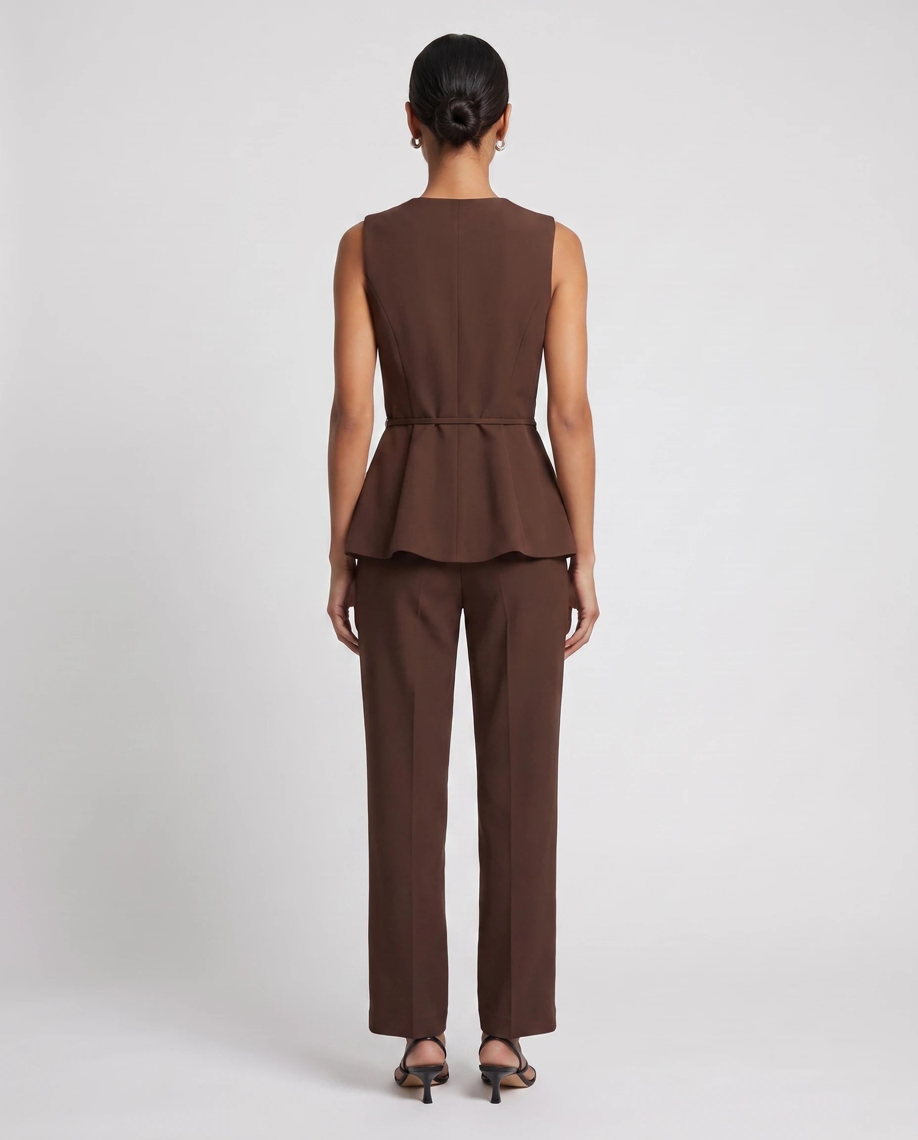 Ensemble gilet drape ceinture et pantalon de tailleur Chocolat - Victorine vue de dos studio | Zolena