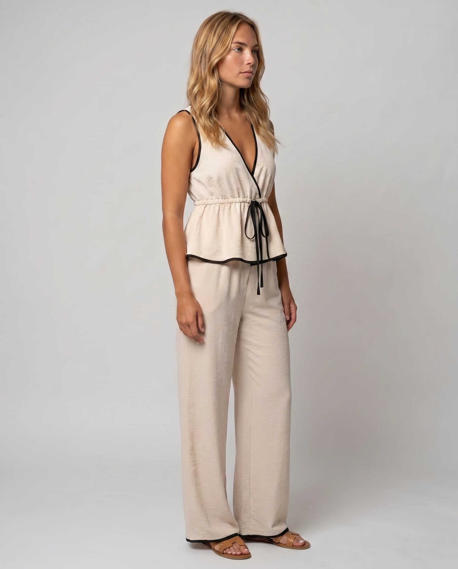 Ensemble gilet col V et pantalon large Mahaut Écru à Liseré Noir, vue de trois quarts