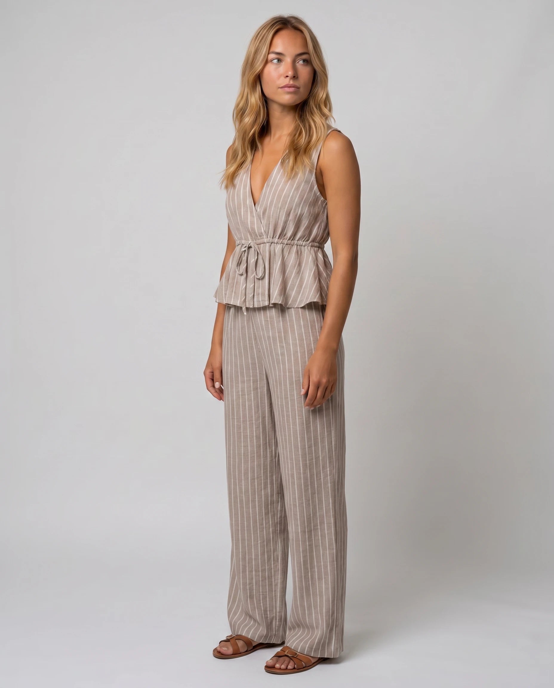 Ensemble gilet col V et pantalon large Mahaut Grège, vue de trois quarts