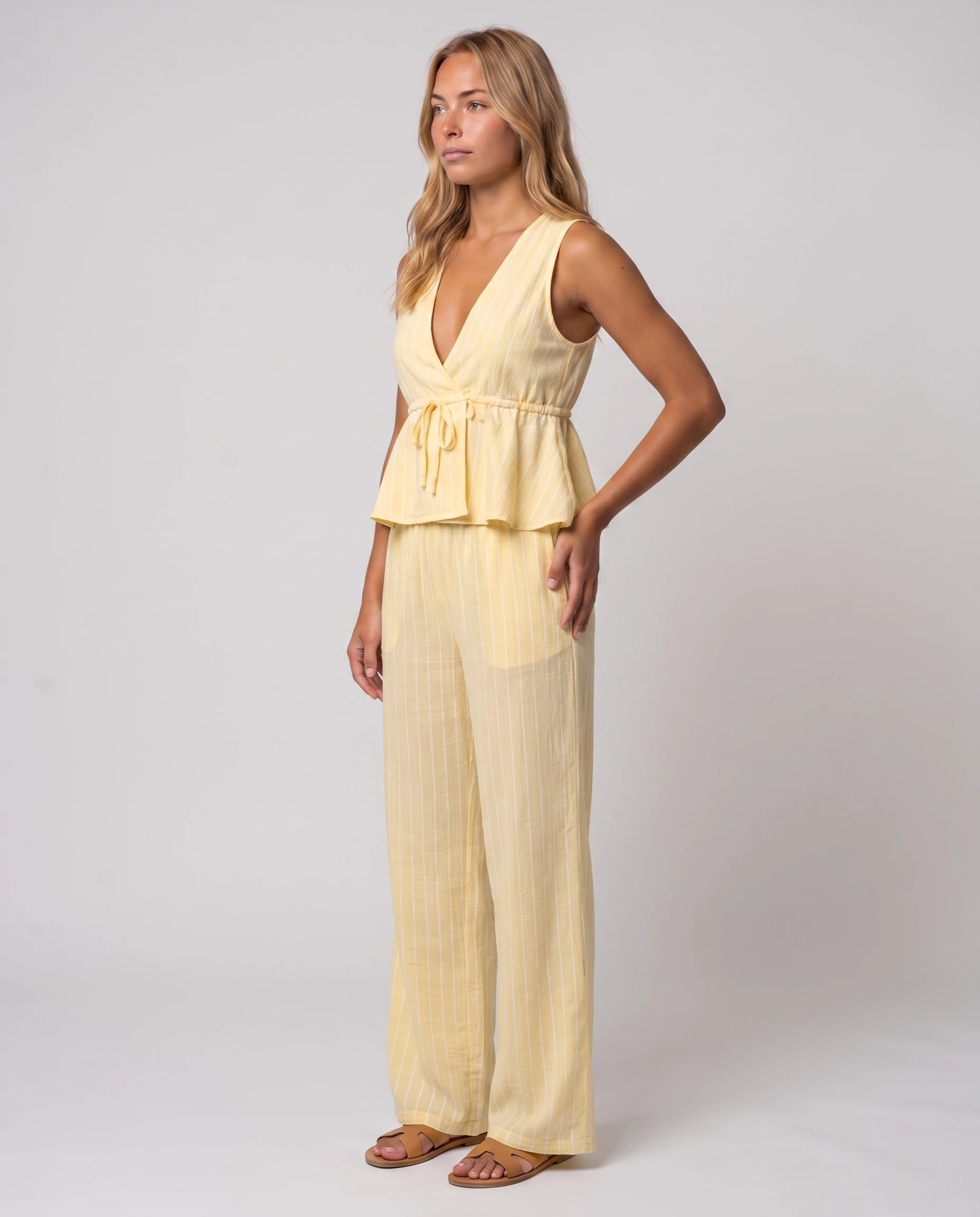 Ensemble gilet col V et pantalon large Mahaut Jaune Pâle, vue de trois quarts