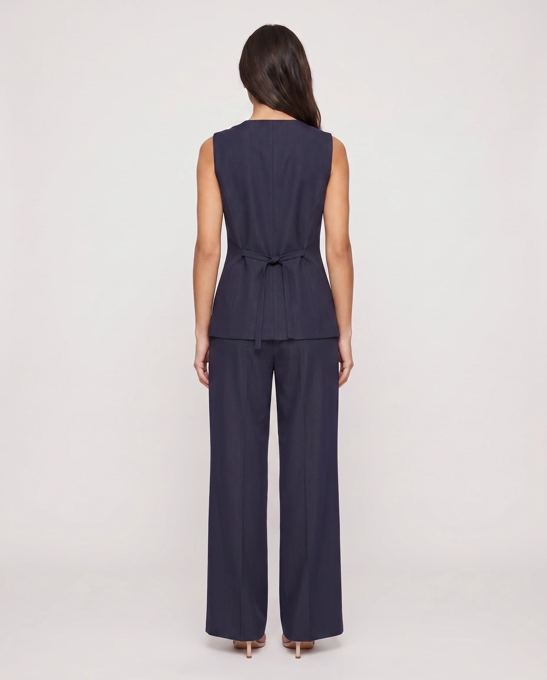 Ensemble gilet sans manches et pantalon de tailleur Bleu Marine - Philomene vue de dos studio | Zolena