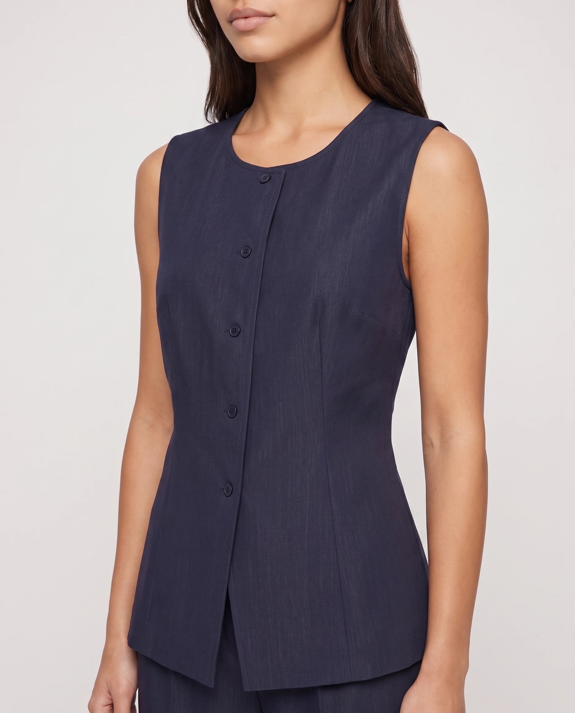 Ensemble gilet sans manches et pantalon de tailleur Bleu Marine - Philomene detail du gilet | Zolena