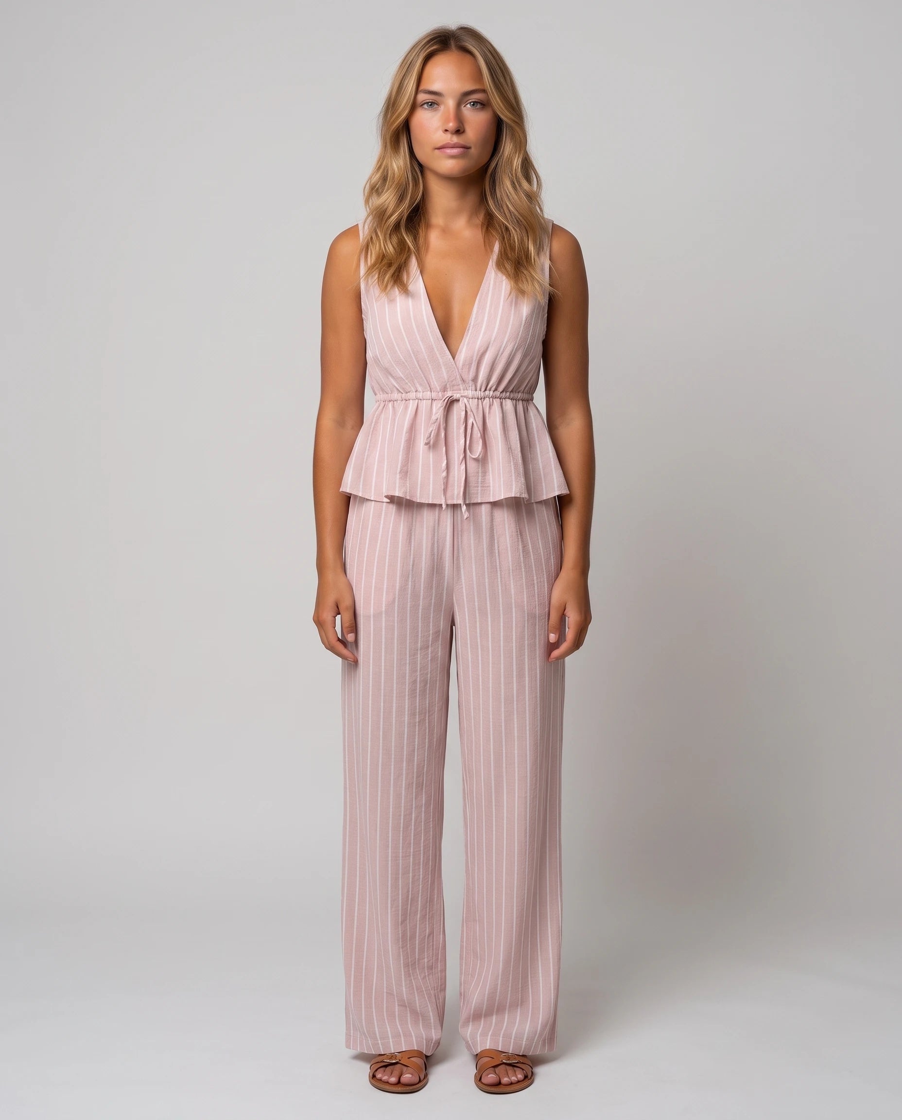 Ensemble gilet col V et pantalon large Mahaut Rose Poudré, vue de face en studio