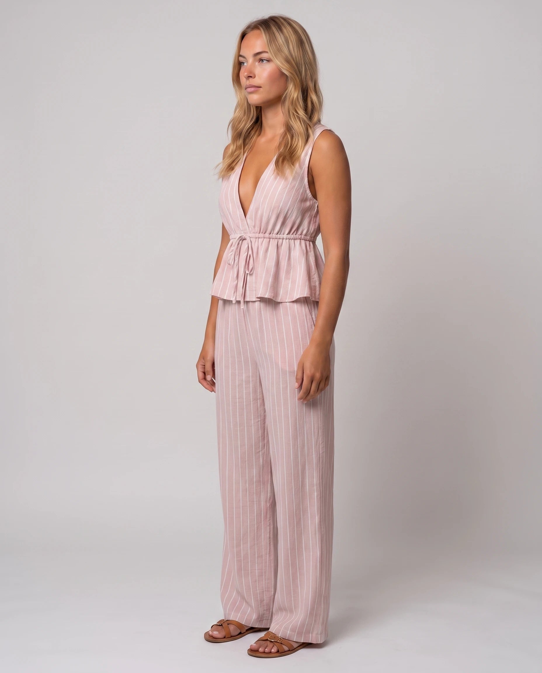 Ensemble gilet col V et pantalon large Mahaut Rose Poudré, vue de trois quarts