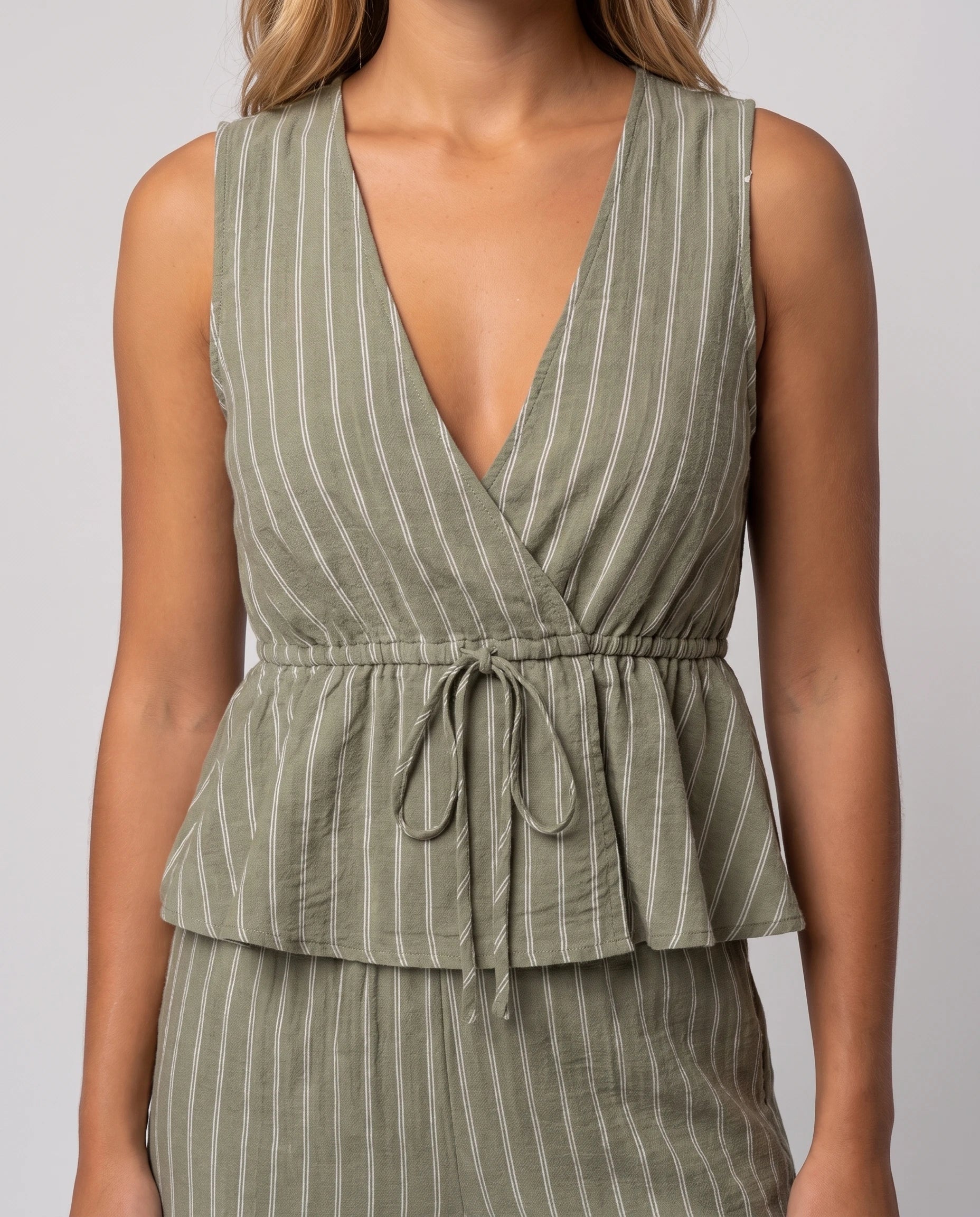 Ensemble gilet col V et pantalon large Mahaut Vert Olive, detail du col V noue et de la basque a volant