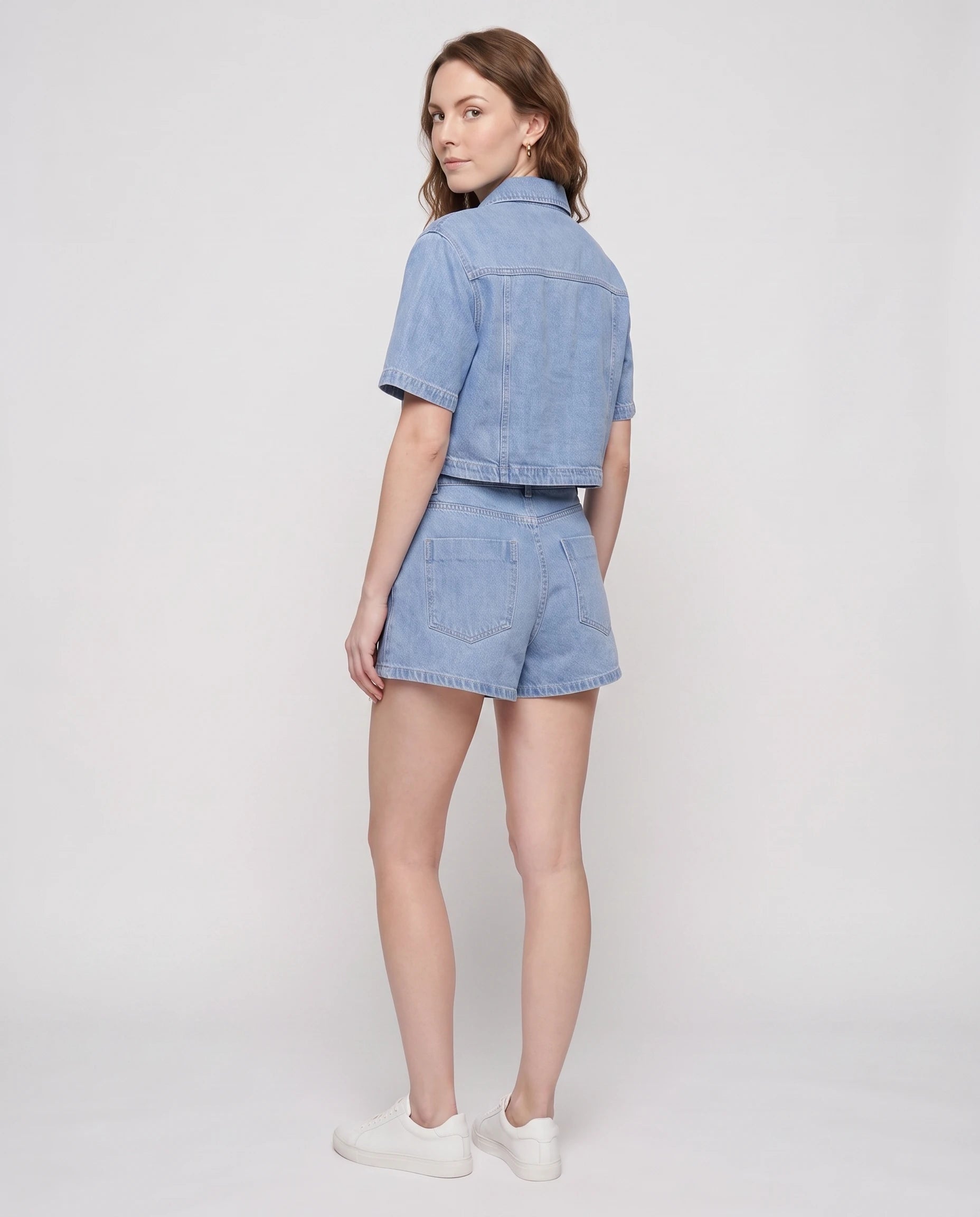 Ensemble veste courte et jupe-short en jean Bleu Ciel, vue de dos studio