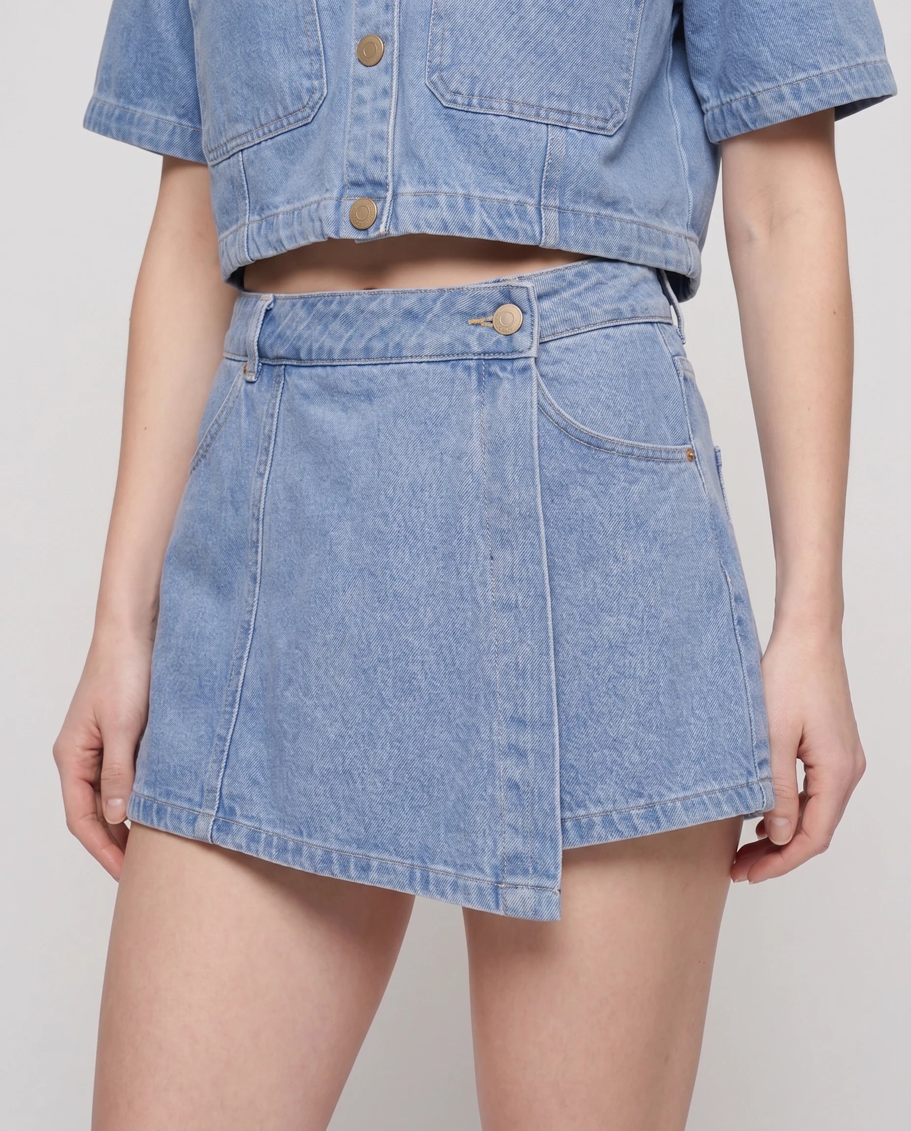 Ensemble veste courte et jupe-short en jean Bleu Ciel, détail de la jupe-short