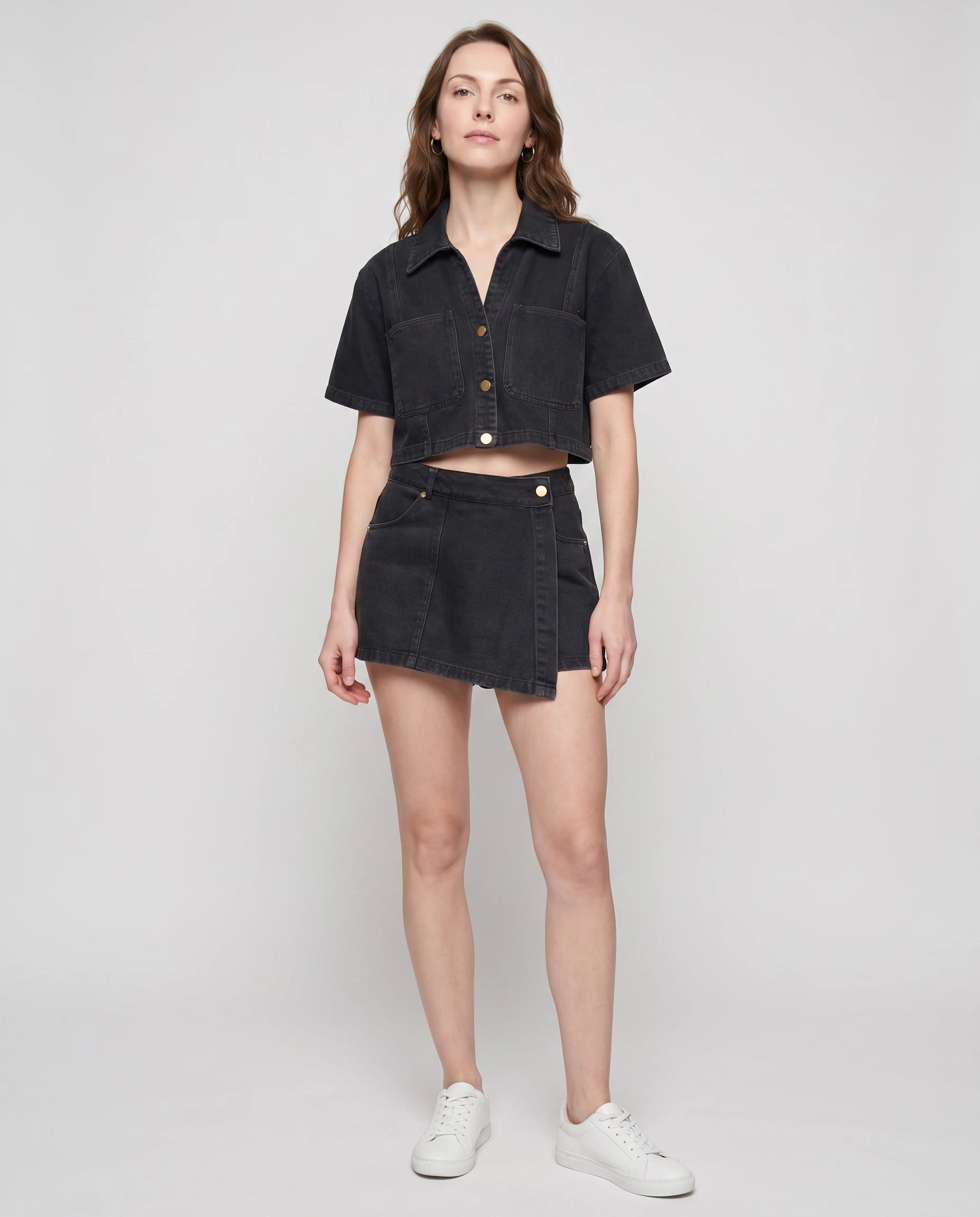 Ensemble veste courte et jupe-short en jean Noir, vue de face studio
