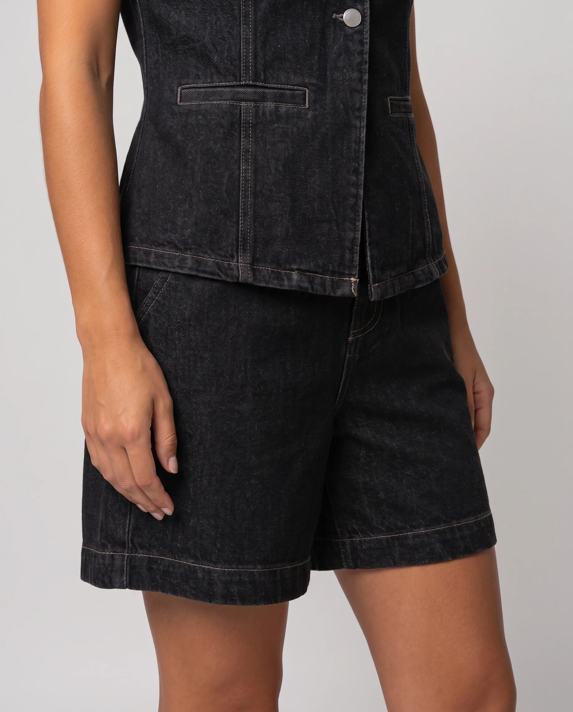 Ensemble gilet et short en jean Perrine — Noir — détail poches et short