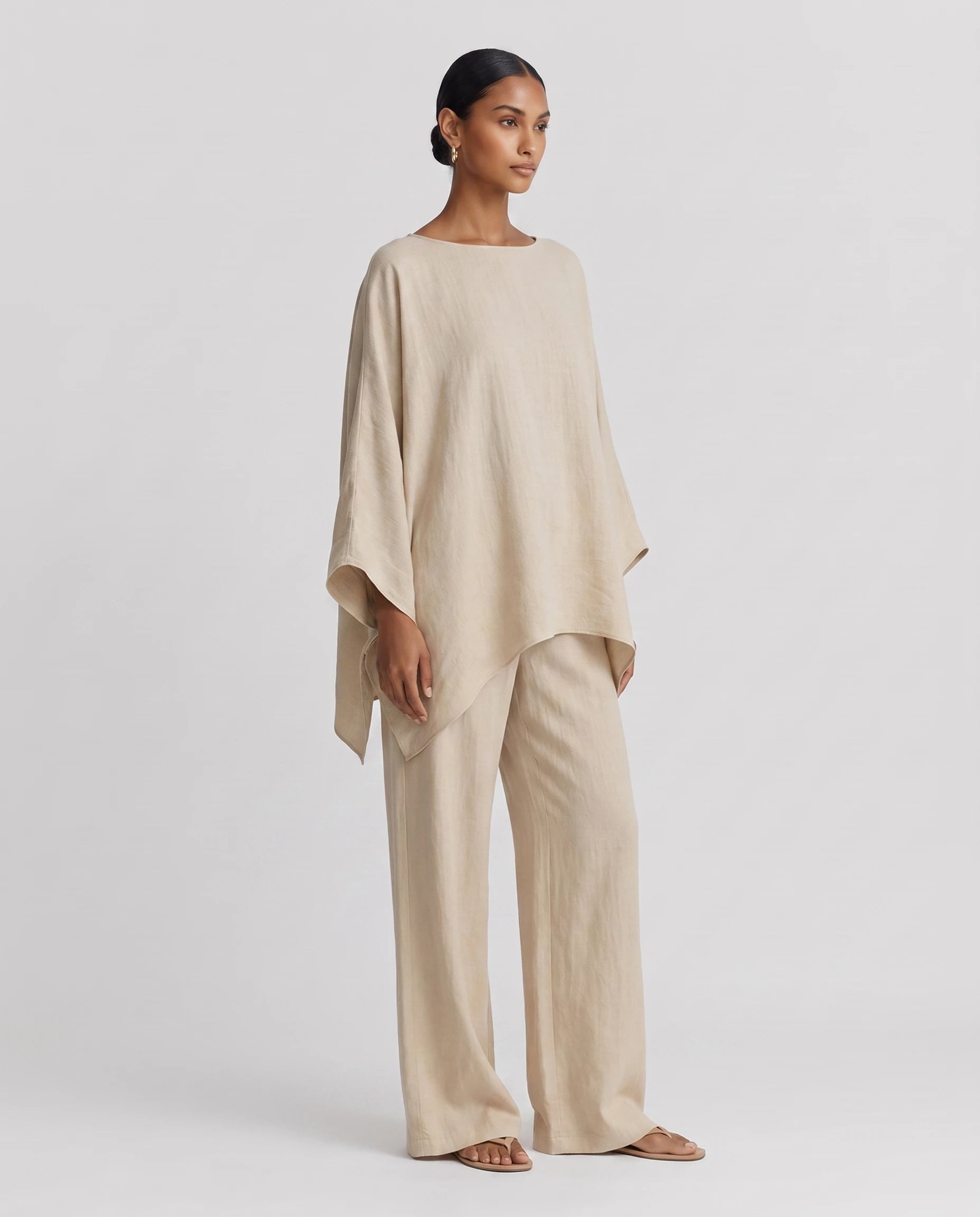 Ensemble tunique oversize et pantalon large en lin Eudoxie, coloris Beige, vue de trois quarts en studio