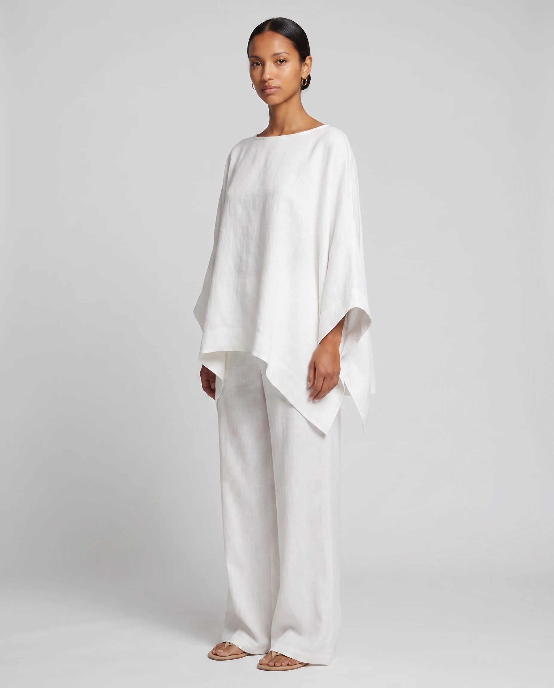 Ensemble tunique oversize et pantalon large en lin Eudoxie, coloris Blanc, vue de trois quarts en studio