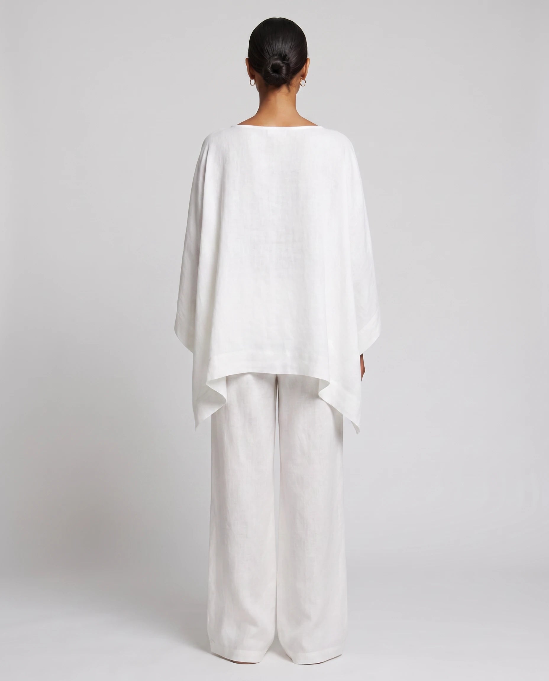 Ensemble tunique oversize et pantalon large en lin Eudoxie, coloris Blanc, vue de dos, ourlet asymetrique
