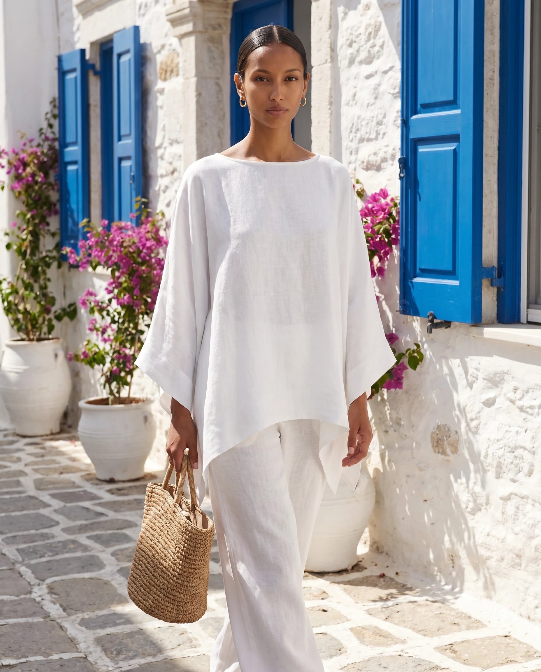 Ensemble tunique oversize et pantalon large en lin Eudoxie, coloris Blanc, portee en exterieur, ambiance lifestyle