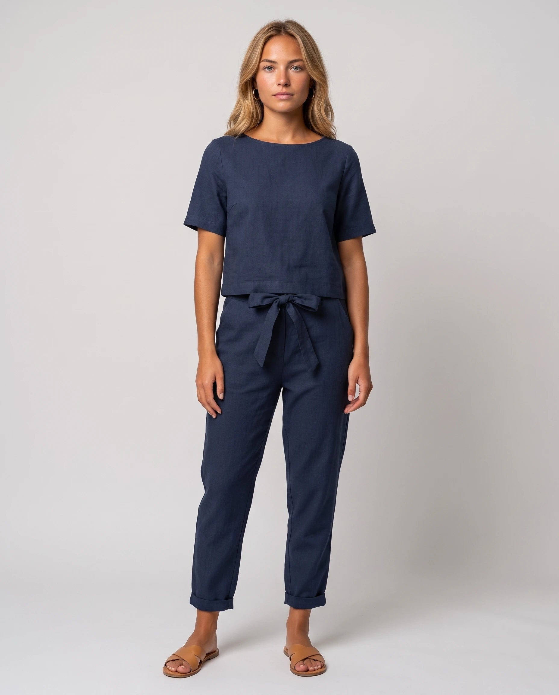 Ensemble en lin Éliane Bleu Marine — vue de face studio