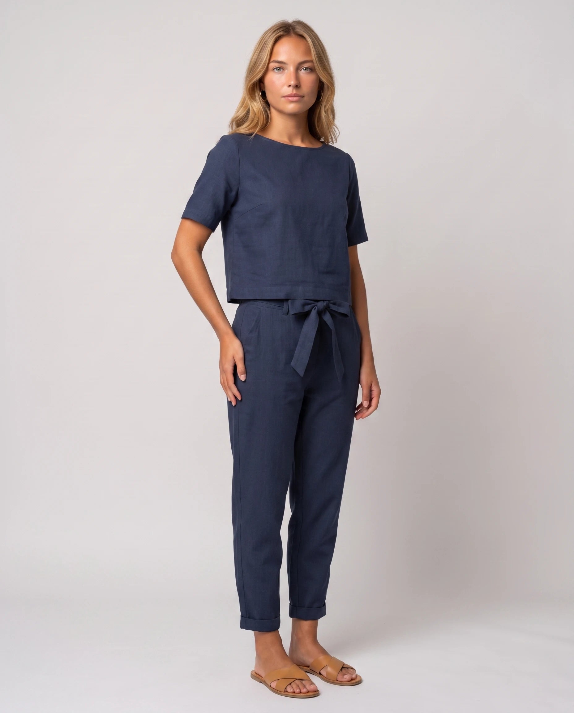 Ensemble en lin Éliane Bleu Marine — vue trois-quarts