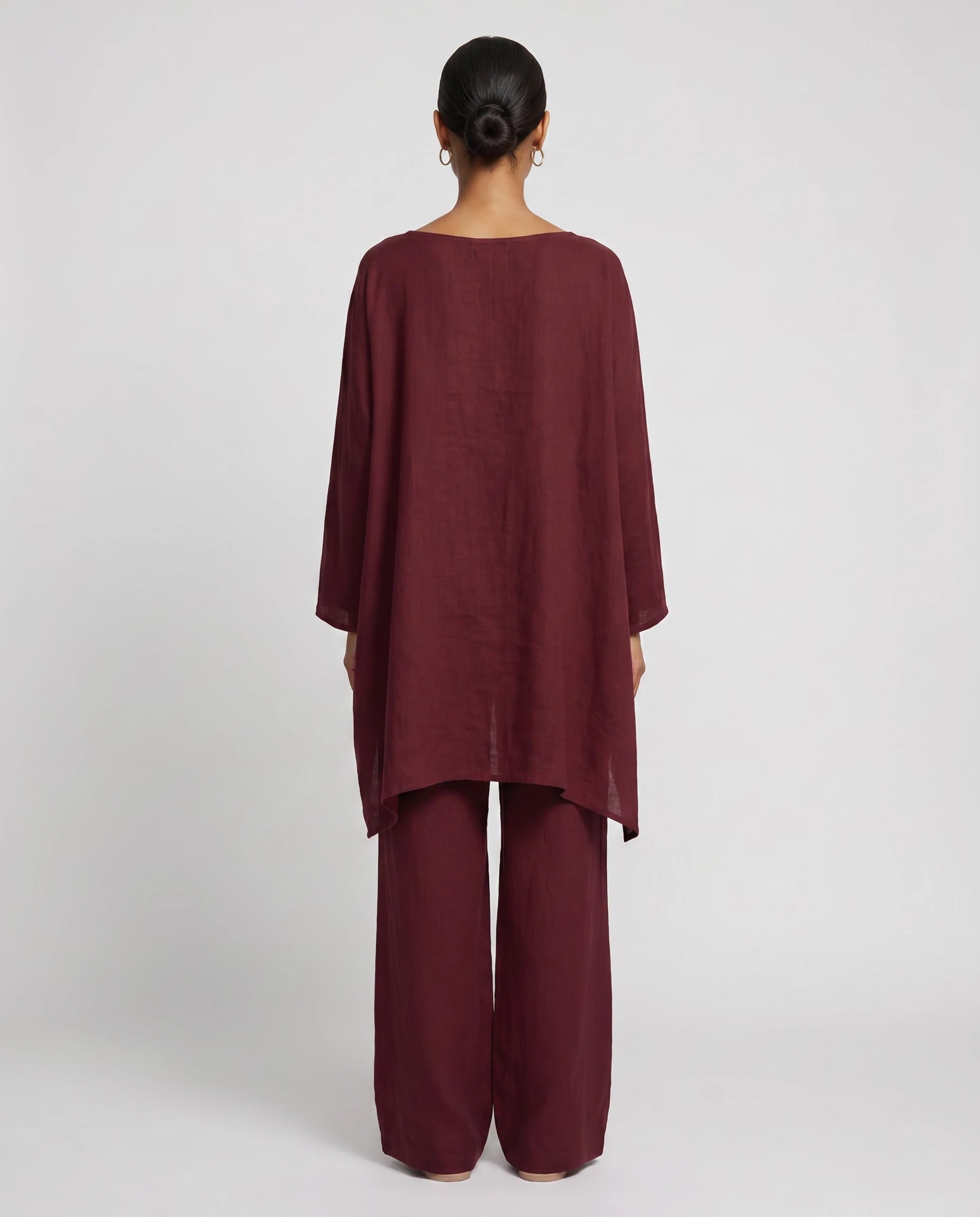 Ensemble tunique oversize et pantalon large en lin Eudoxie, coloris Bordeaux, vue de dos, ourlet asymetrique