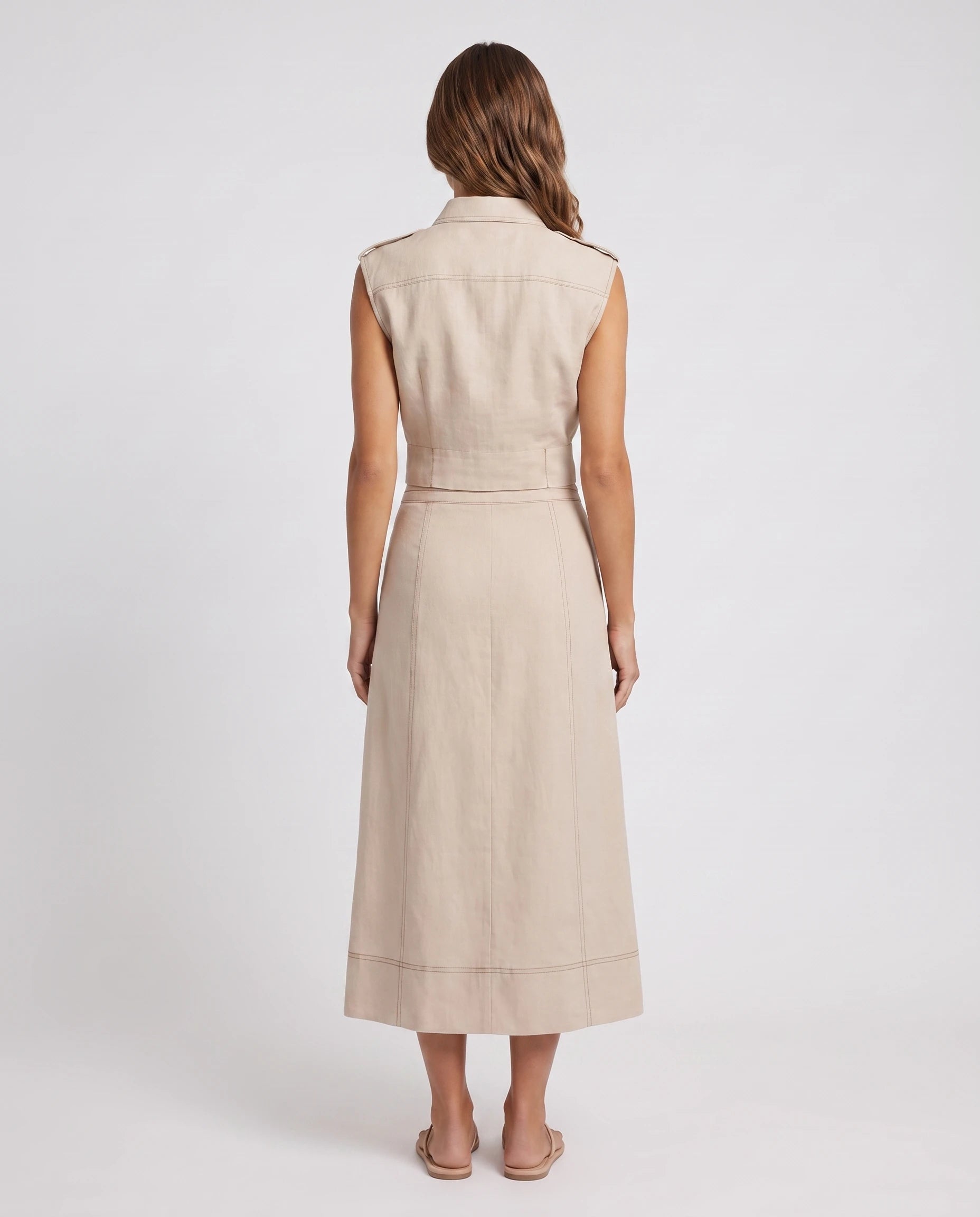 Ensemble lin beige chemise sans manches et jupe midi Pernelle — vue de dos studio