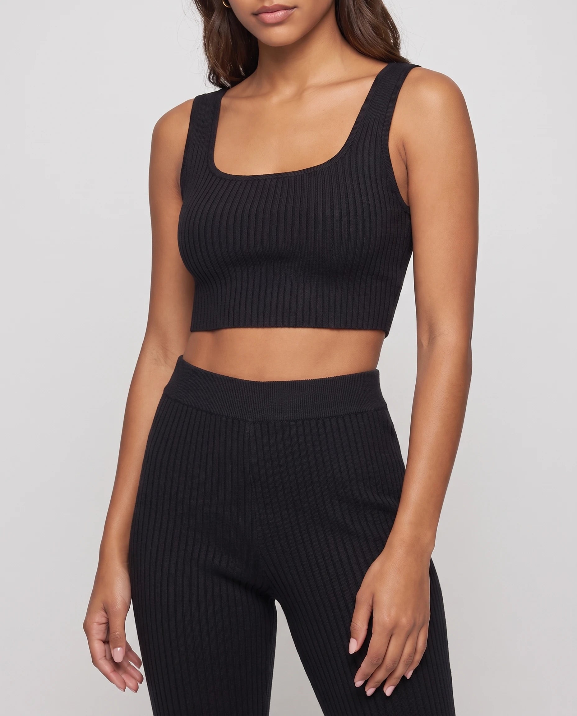 Ensemble top court et pantalon en maille cotelee Noir gros plan maille cotelee studio - Elvire | Zolena