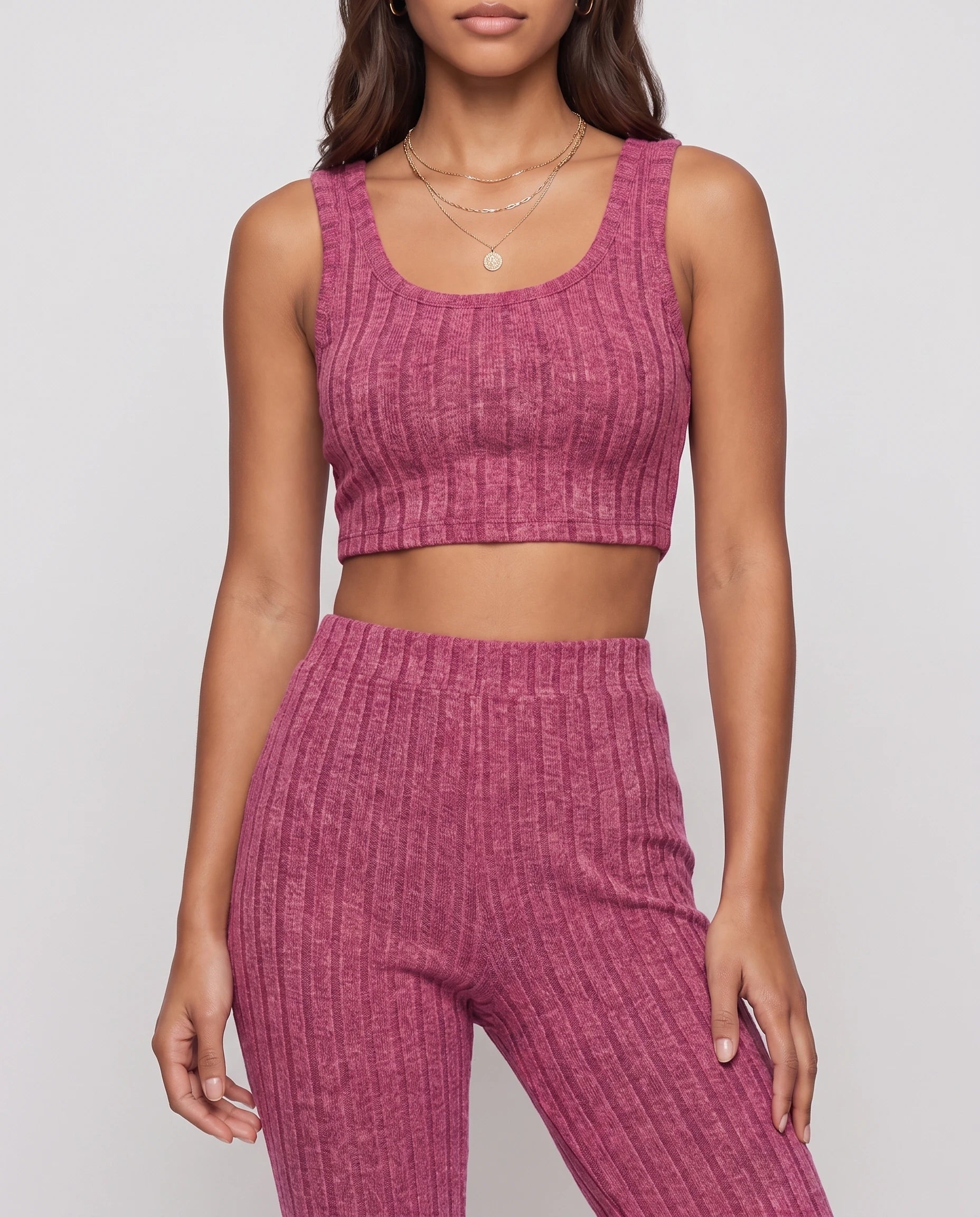 Ensemble top court et pantalon en maille cotelee Rose Framboise gros plan maille cotelee studio - Elvire | Zolena