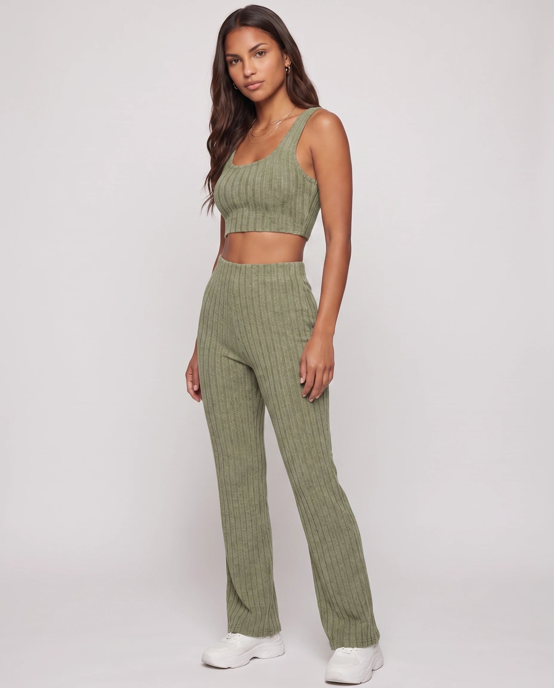 Ensemble top court et pantalon en maille cotelee Vert Sauge vue trois-quarts studio - Elvire | Zolena