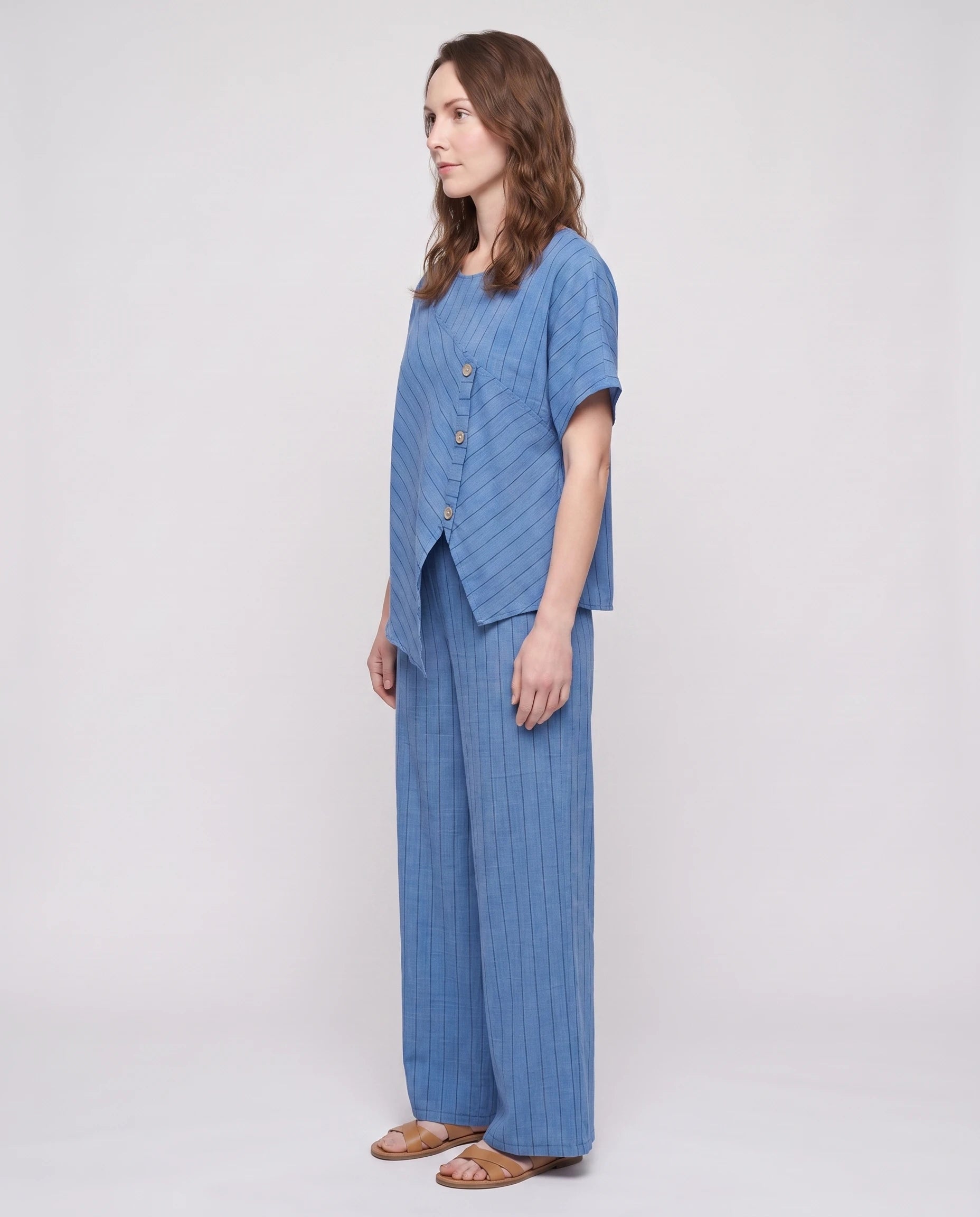 Ensemble top raye asymetrique et pantalon large Bleu vue de profil studio - Amandine | Zolena